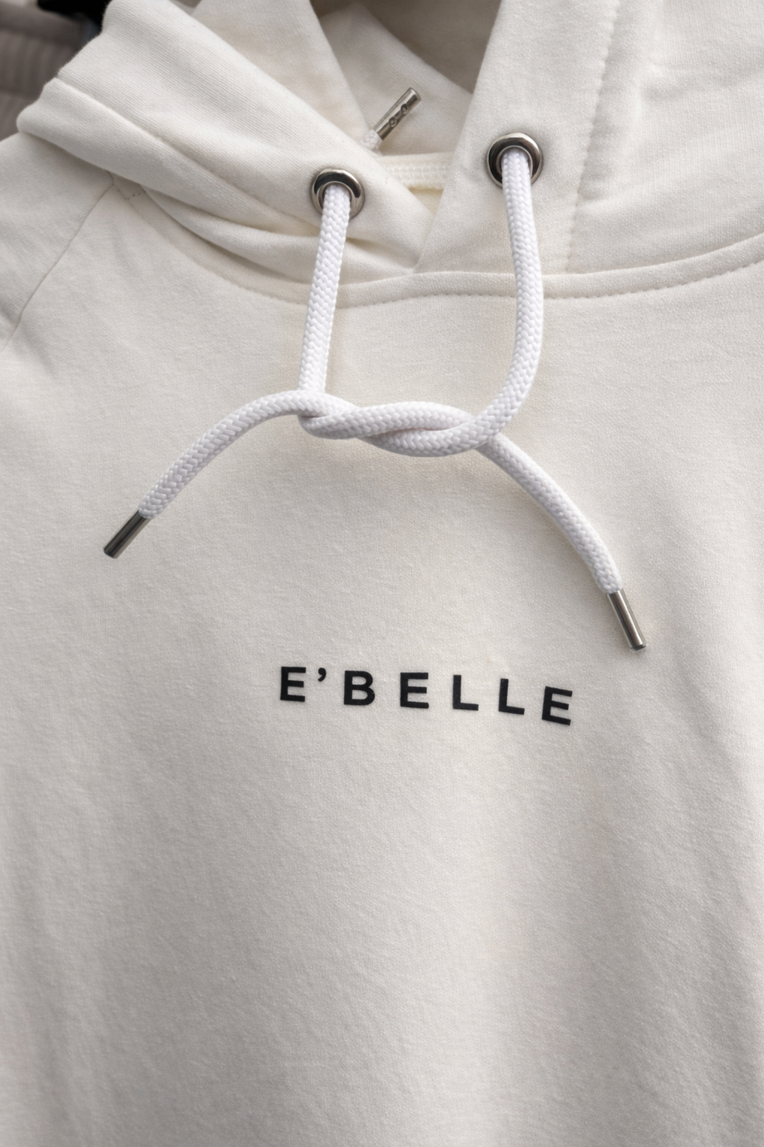 Спортно-елегантна рокля с качулка E'BELLE