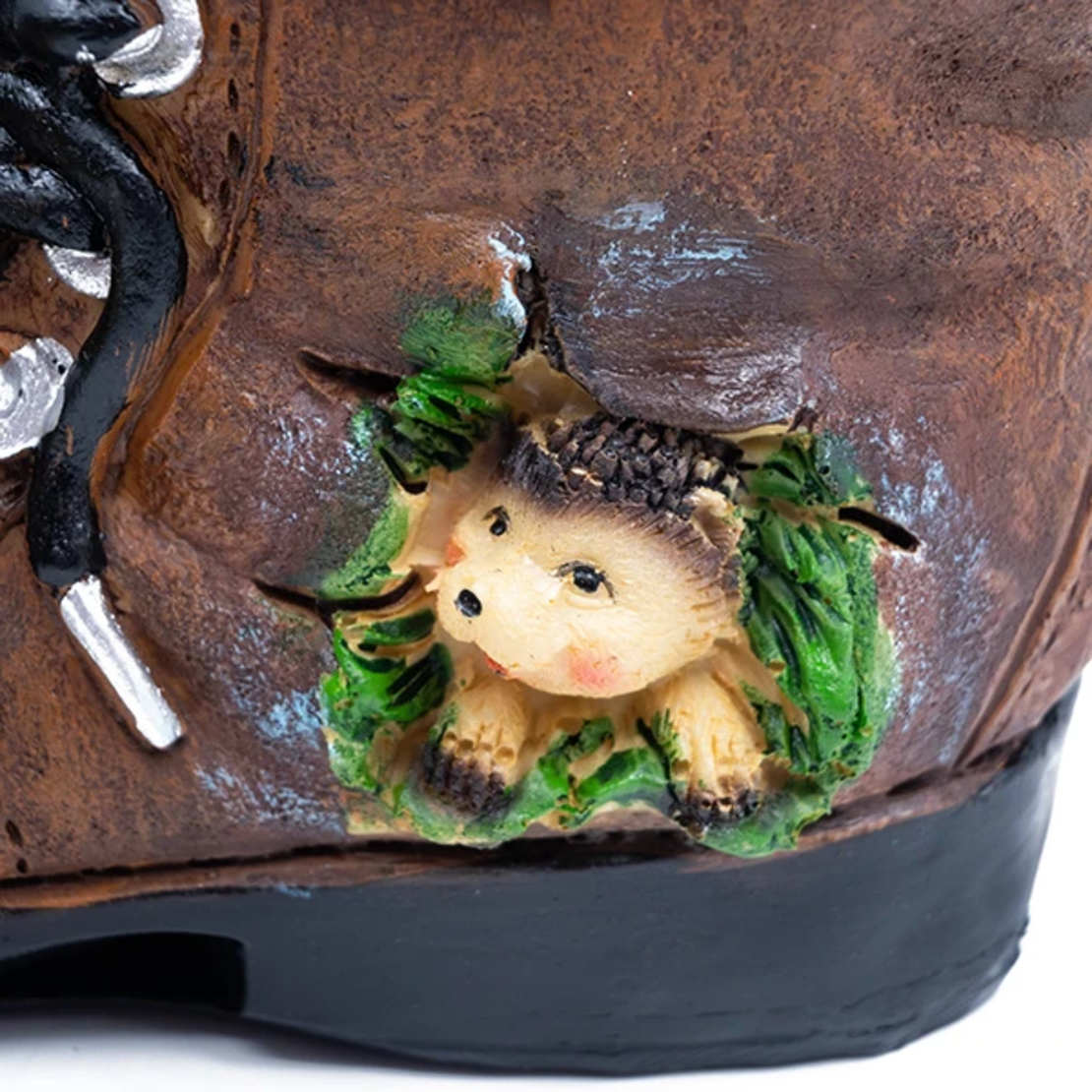 Градинска декорация таралежи с обувка