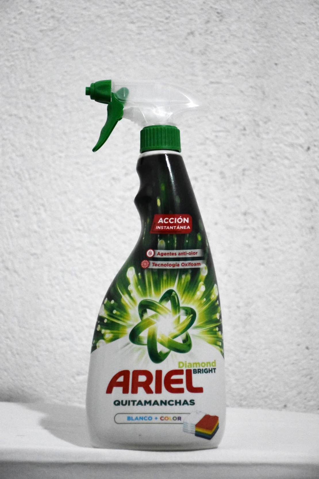 Препарат за премахване на петна от дрехи Ariel