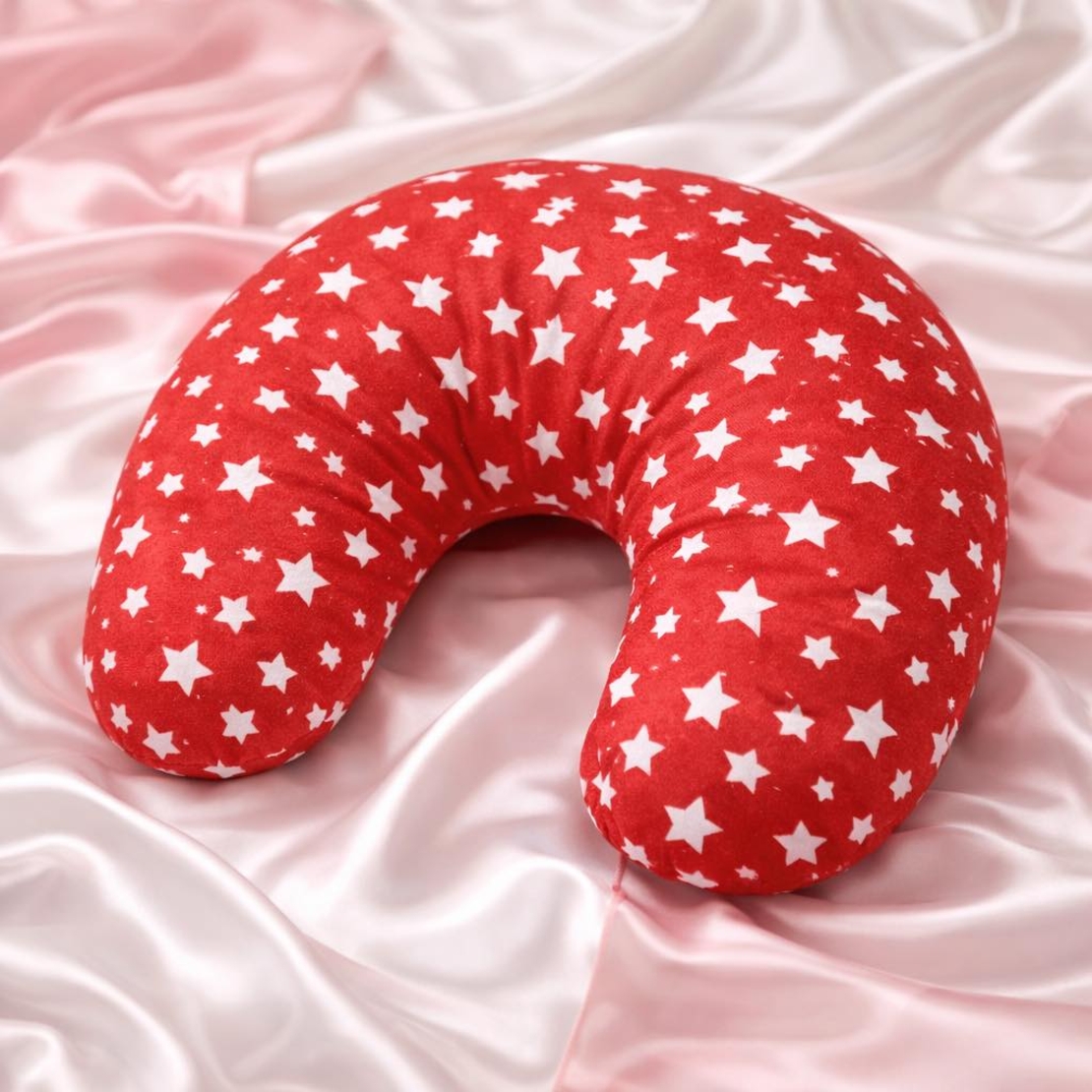 Ергономична възглавница за кърмене в червено със звезди