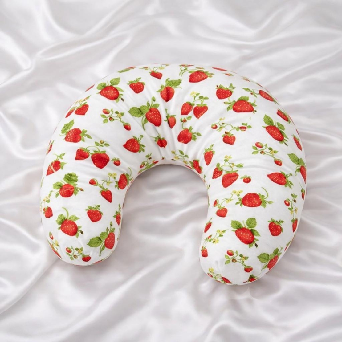 Eргономична възглавница за кърмене с ягоди