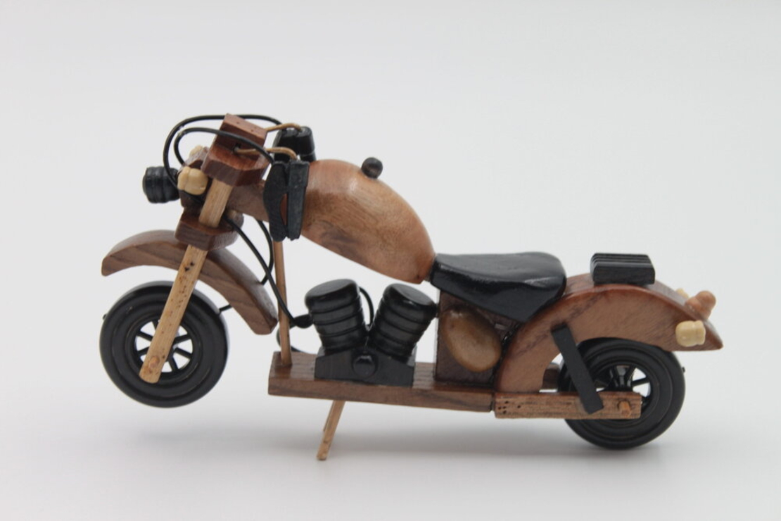 Мотор - сувенир от дърво