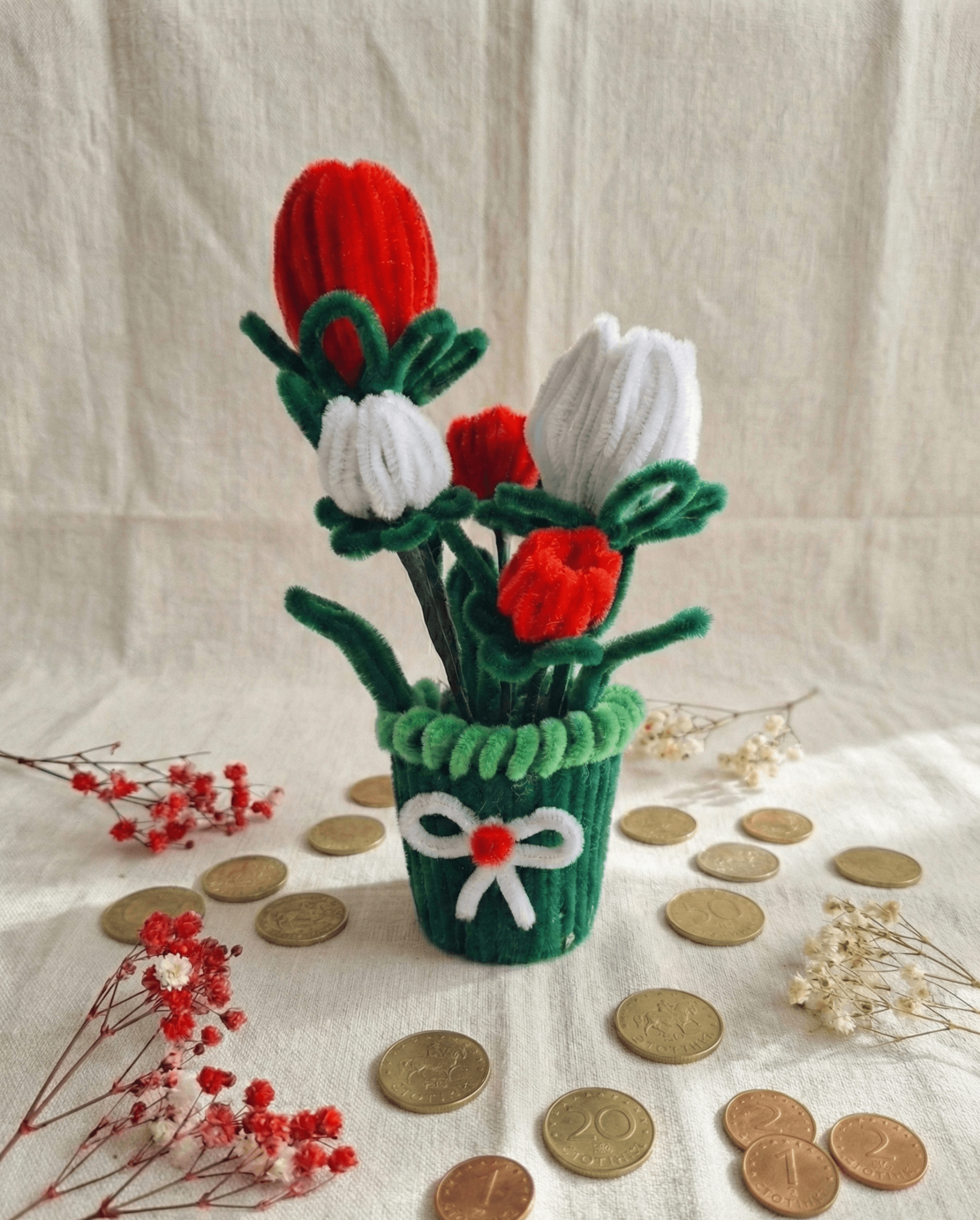 Цветя бяло и червено аранжирани в кашпа