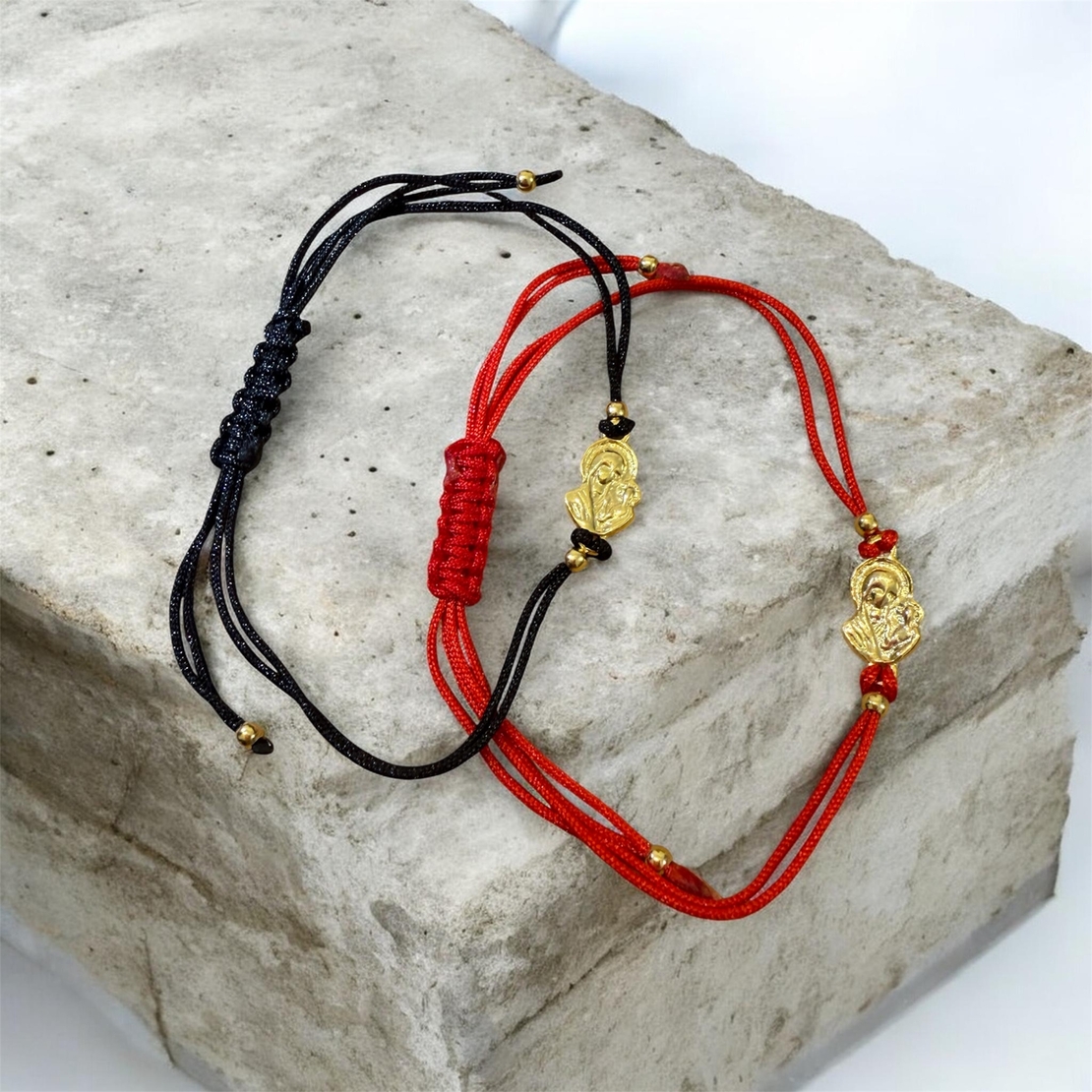 Позлатена гривна с икона Богородица – червен или черен конец