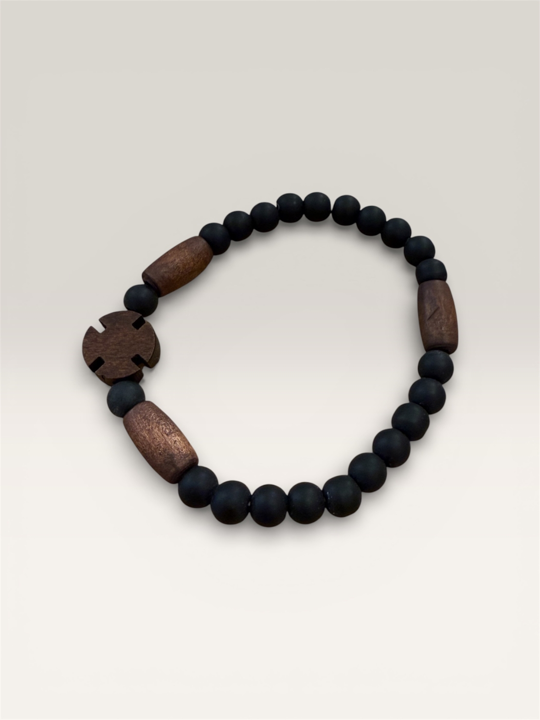 Гривна с дървен кръст и черни мъниста – ръчна изработка