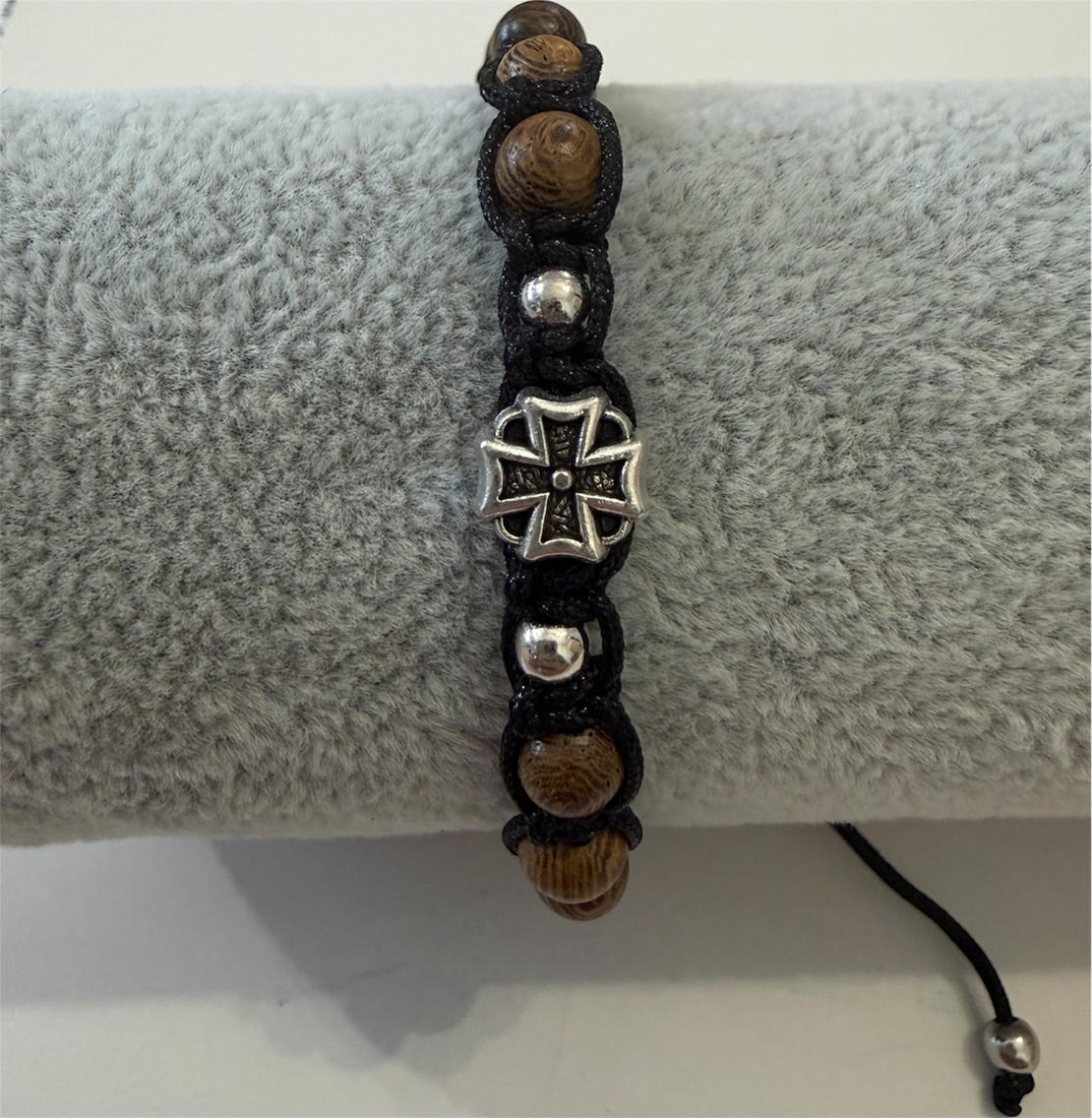 Плетена гривна с метален кръст и дървени мъниста