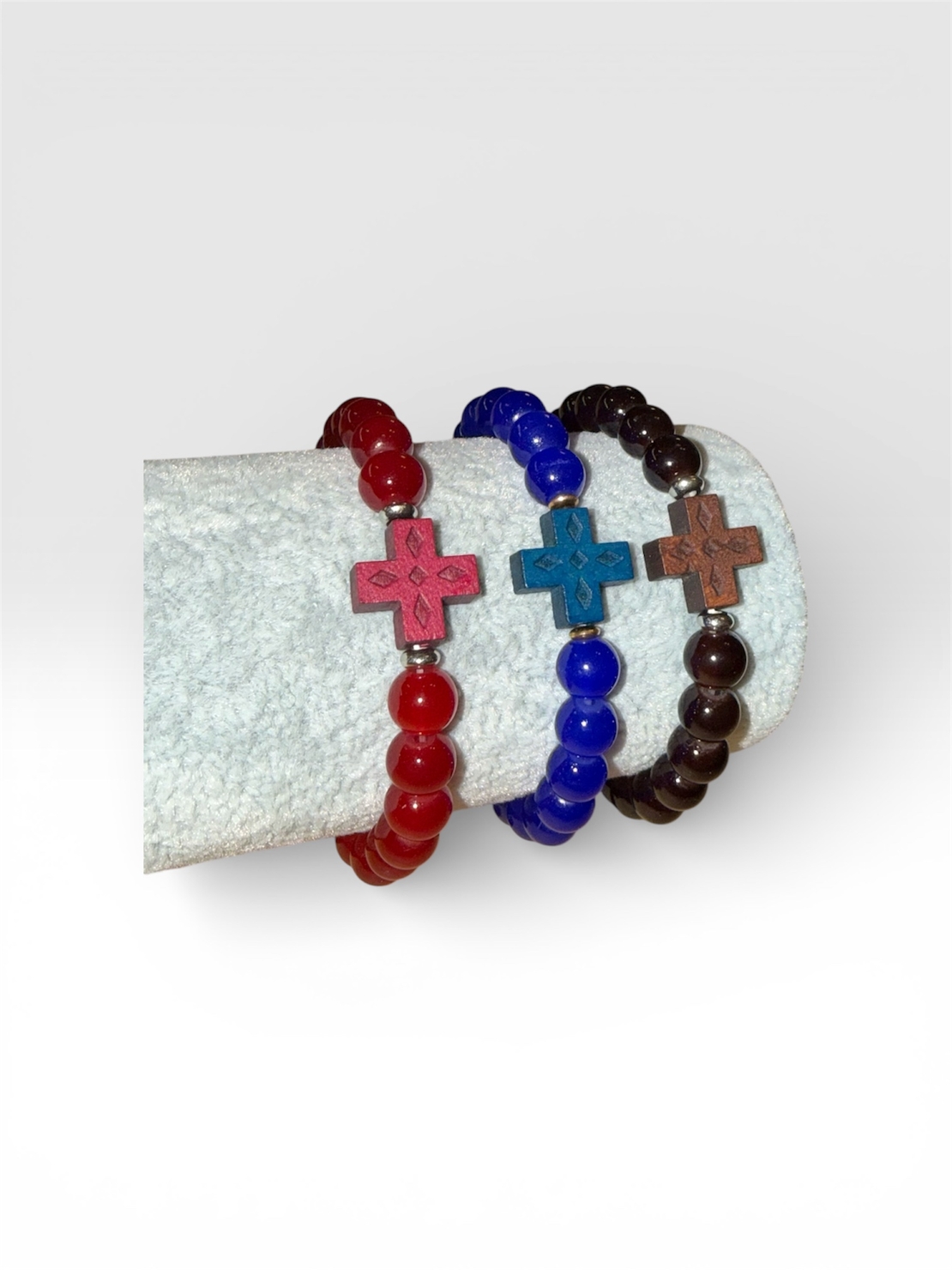 Гривна с цветен дървен кръст и мъниста – червена, синя и кафява