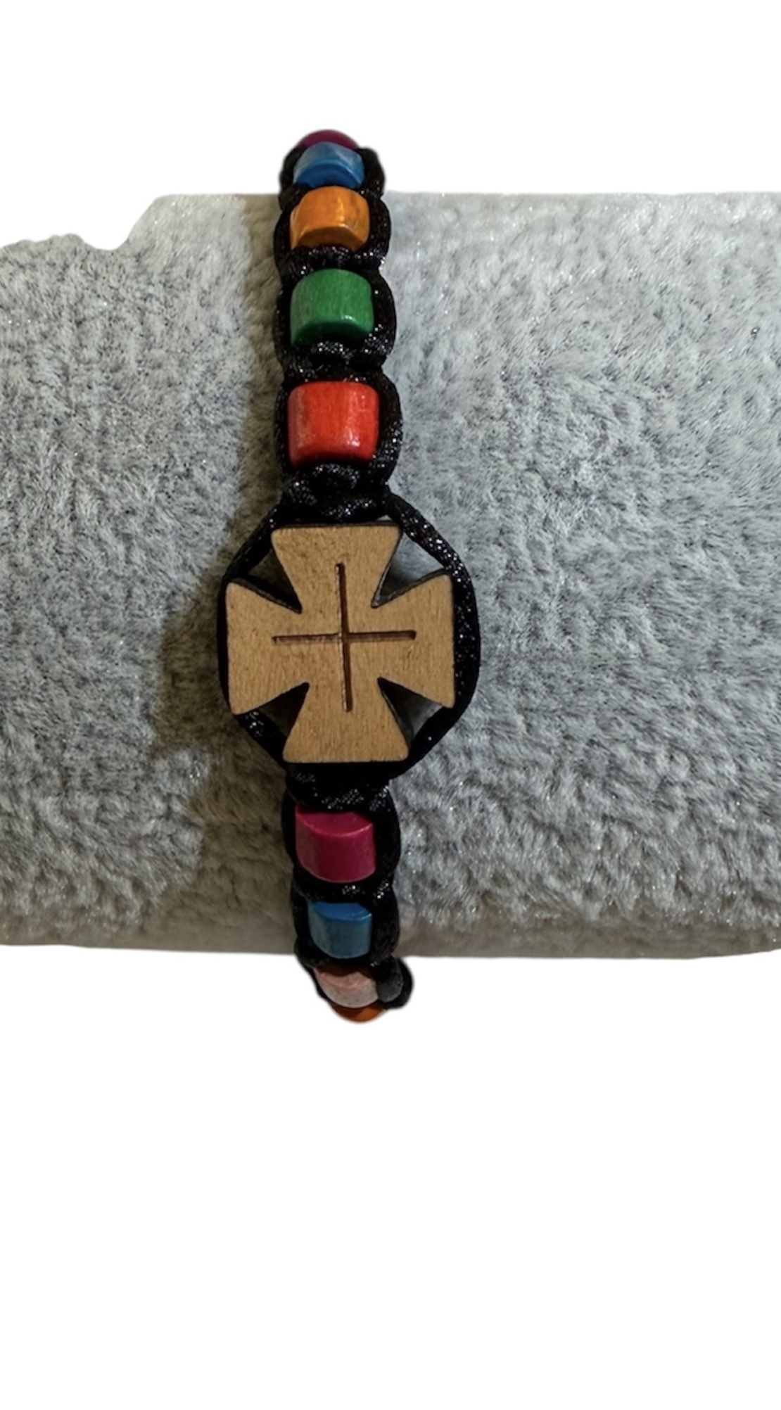 Ръчно изработена гривна с дървен кръст и цветни мъниста