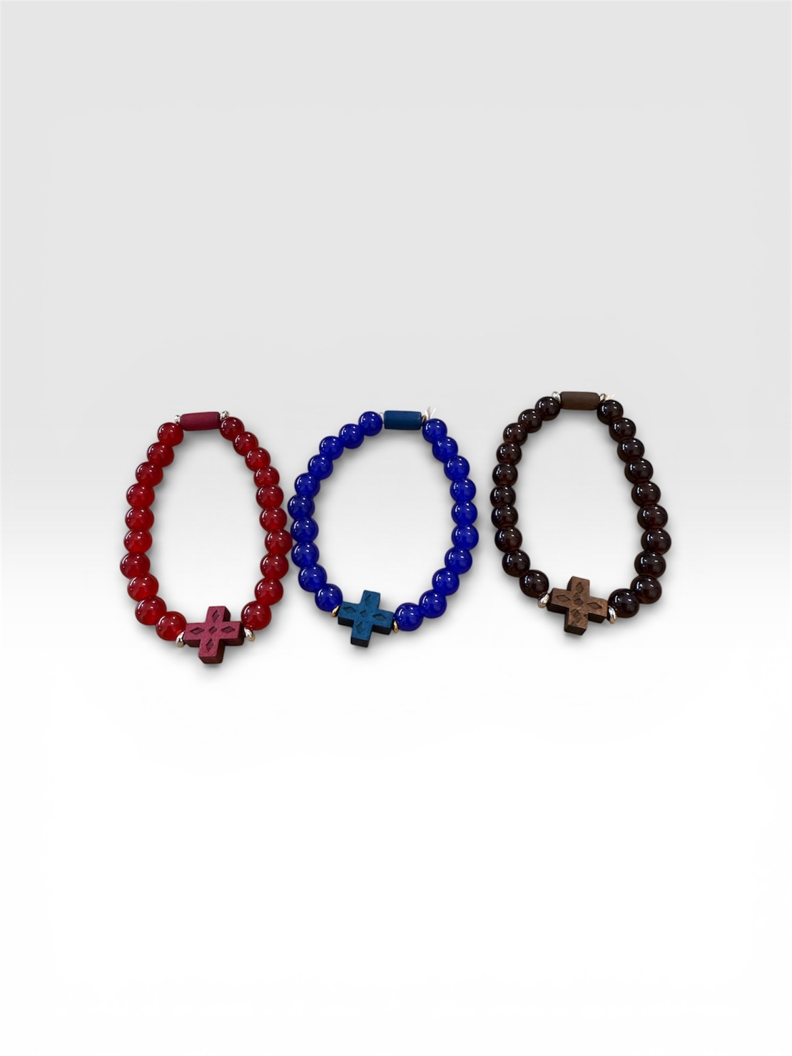 Гривна с цветен дървен кръст и мъниста – червена, синя и кафява
