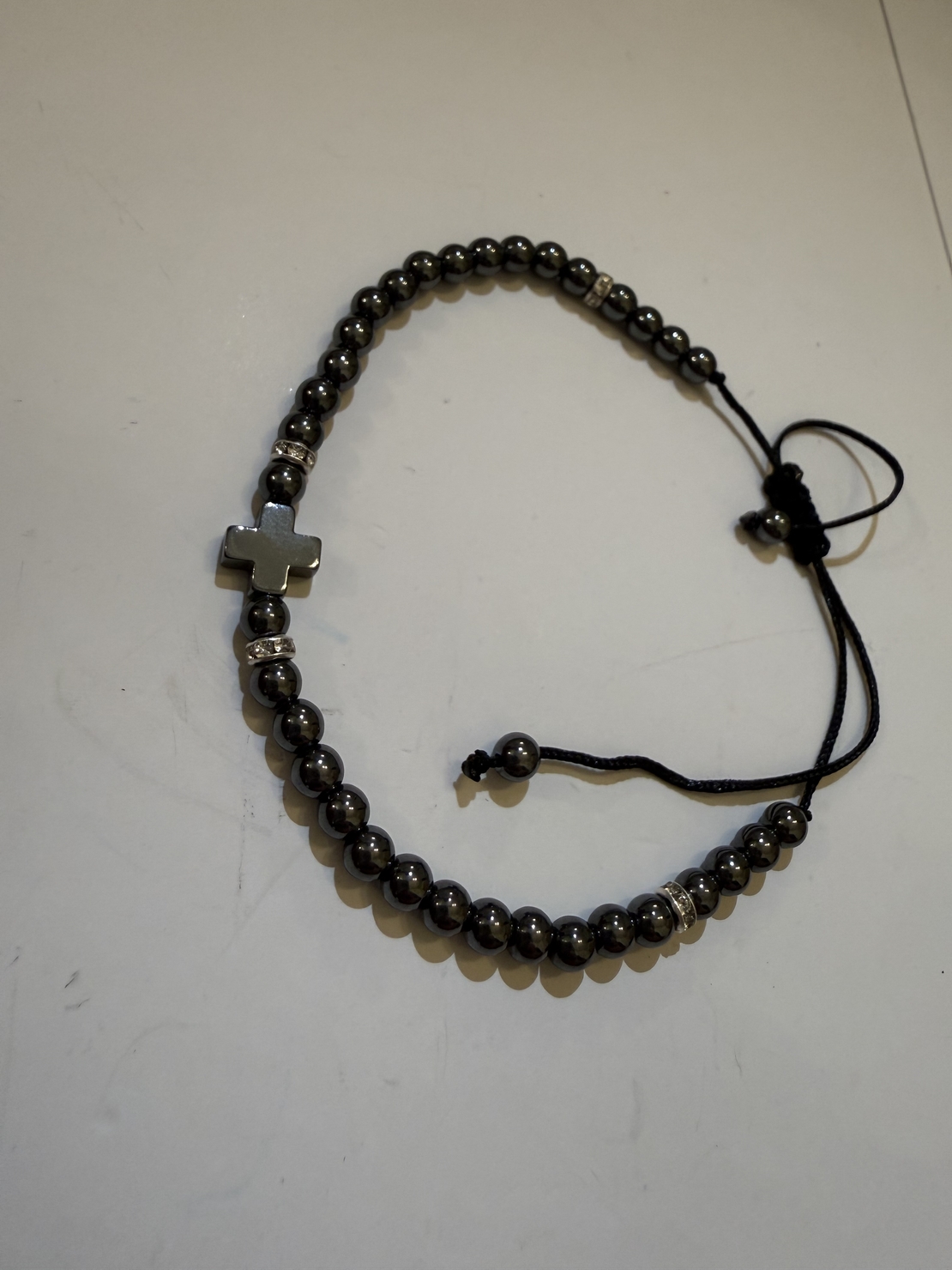 Гривна от хематит с кръст