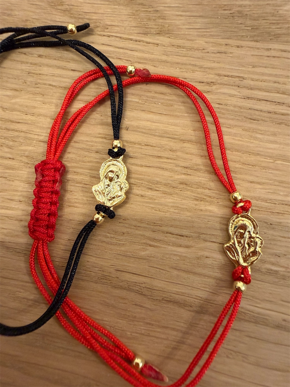 Позлатена гривна с икона Богородица – червен или черен конец