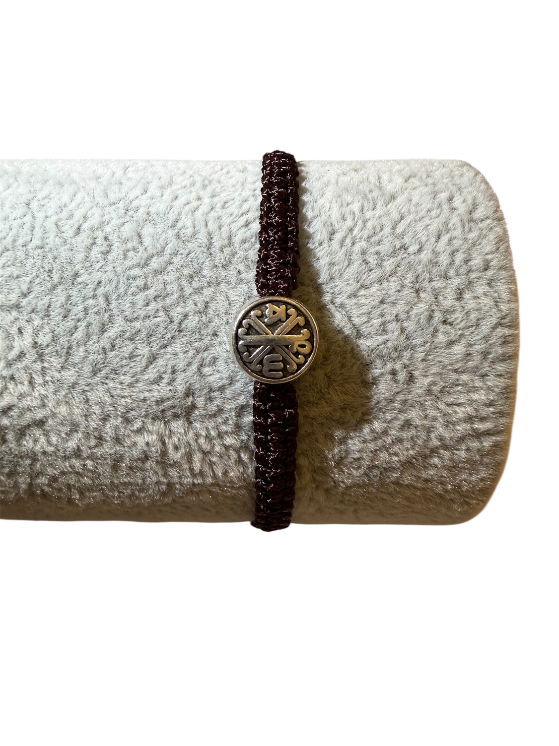 Плетена гривна с метален медальон – християнски символ