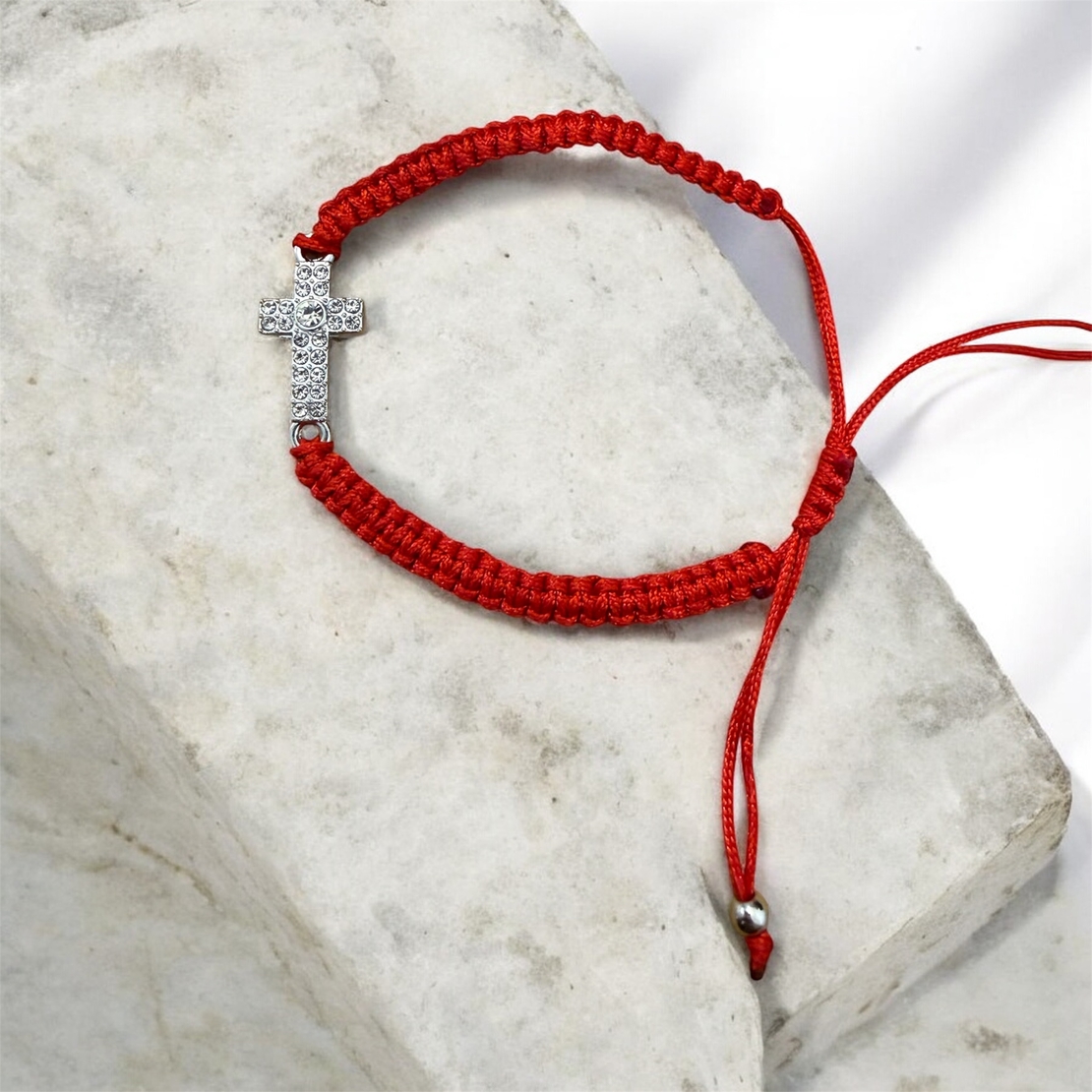 Православна гривна с кръст – червен конец и сребрист елемент с камъни
