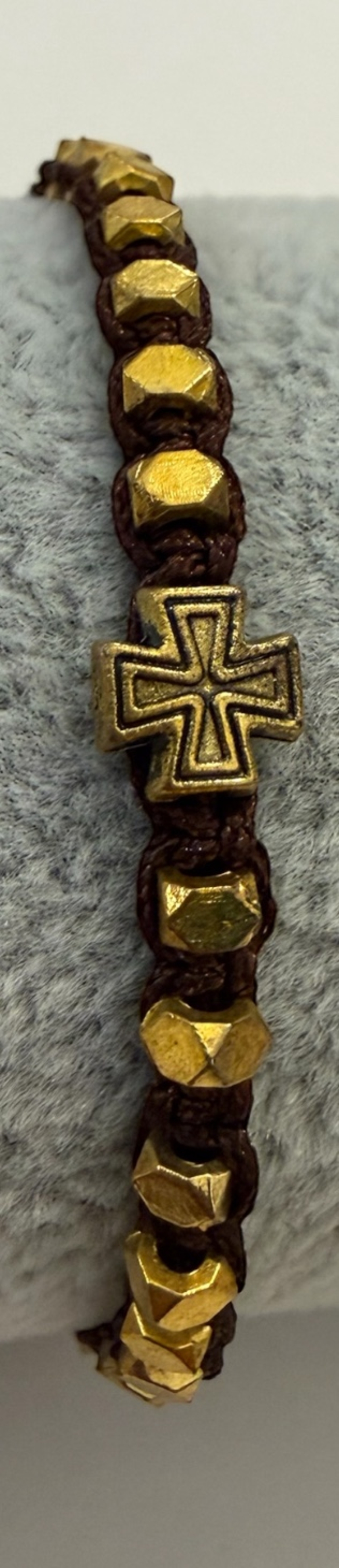 Плетена гривна със златисти елементи и кръст