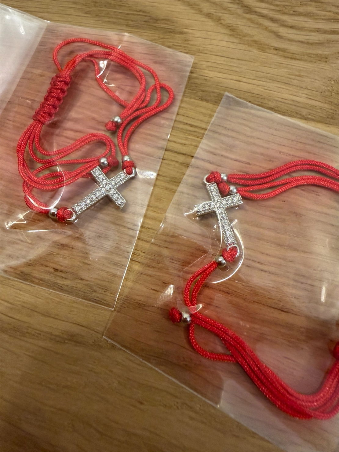 Сребърна гривна 925 с кръст и камъни – червен конец