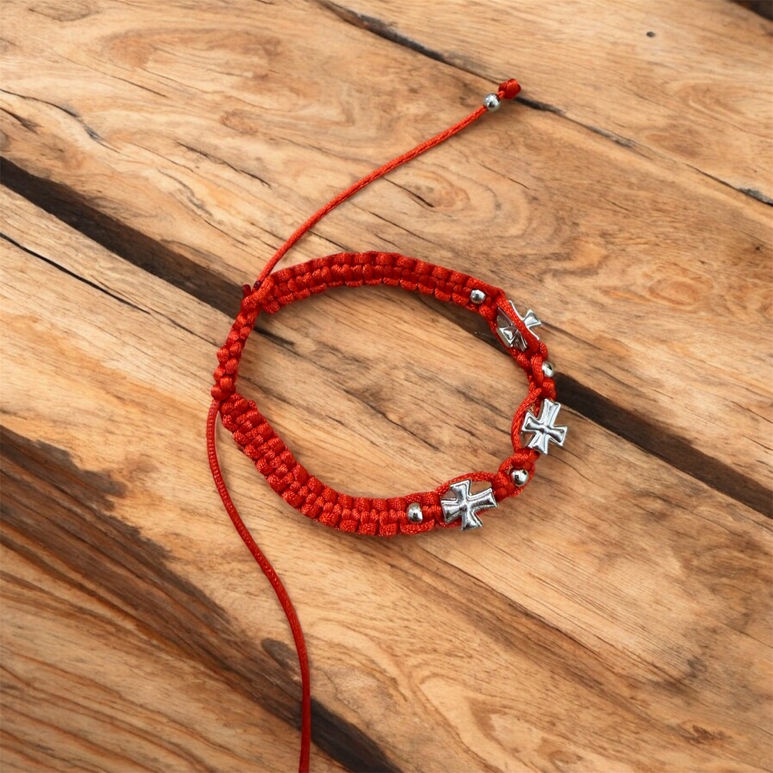 Православна гривна с кръстове – червен конец и сребристи елементи