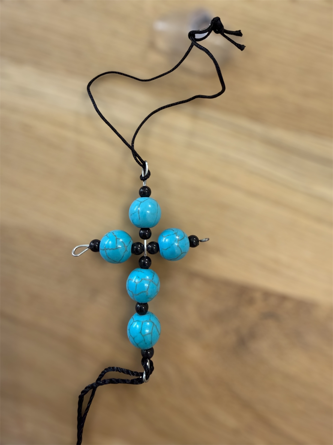 Ръчно изработен кръст от тюркоазени мъниста