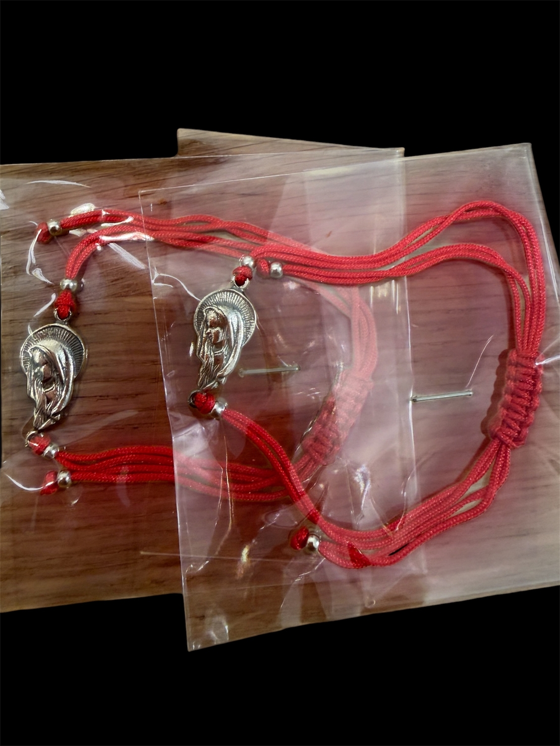 Сребърна гривна 925 с икона на Света Богородица – червен конец