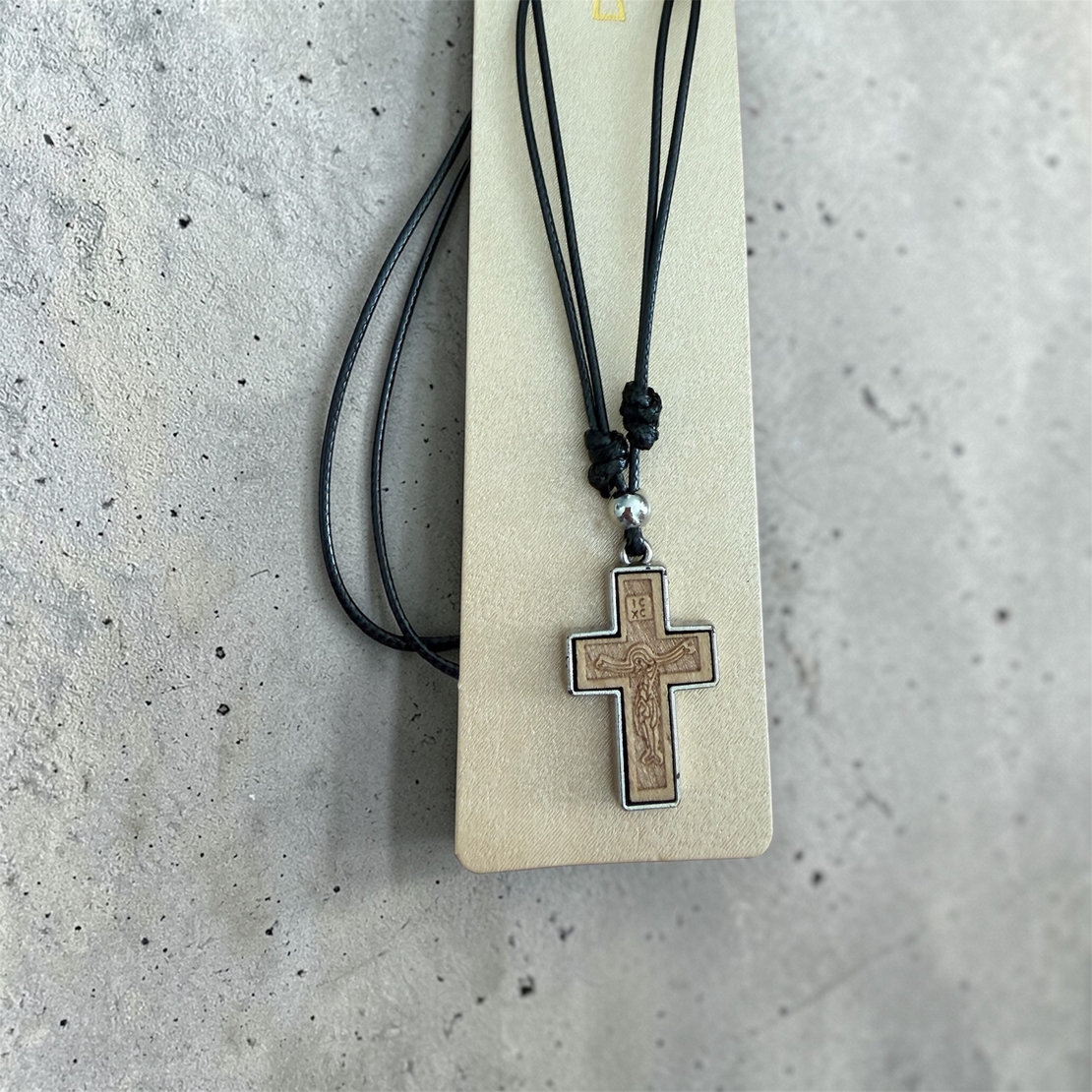 Православно колие с дървен кръст и метална рамка