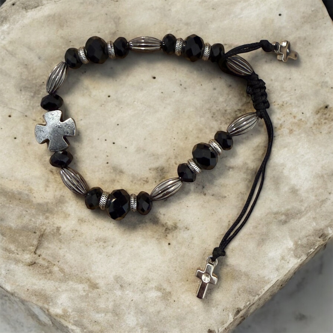 Православна гривна с кръст – черни камъни и сребристи елементи