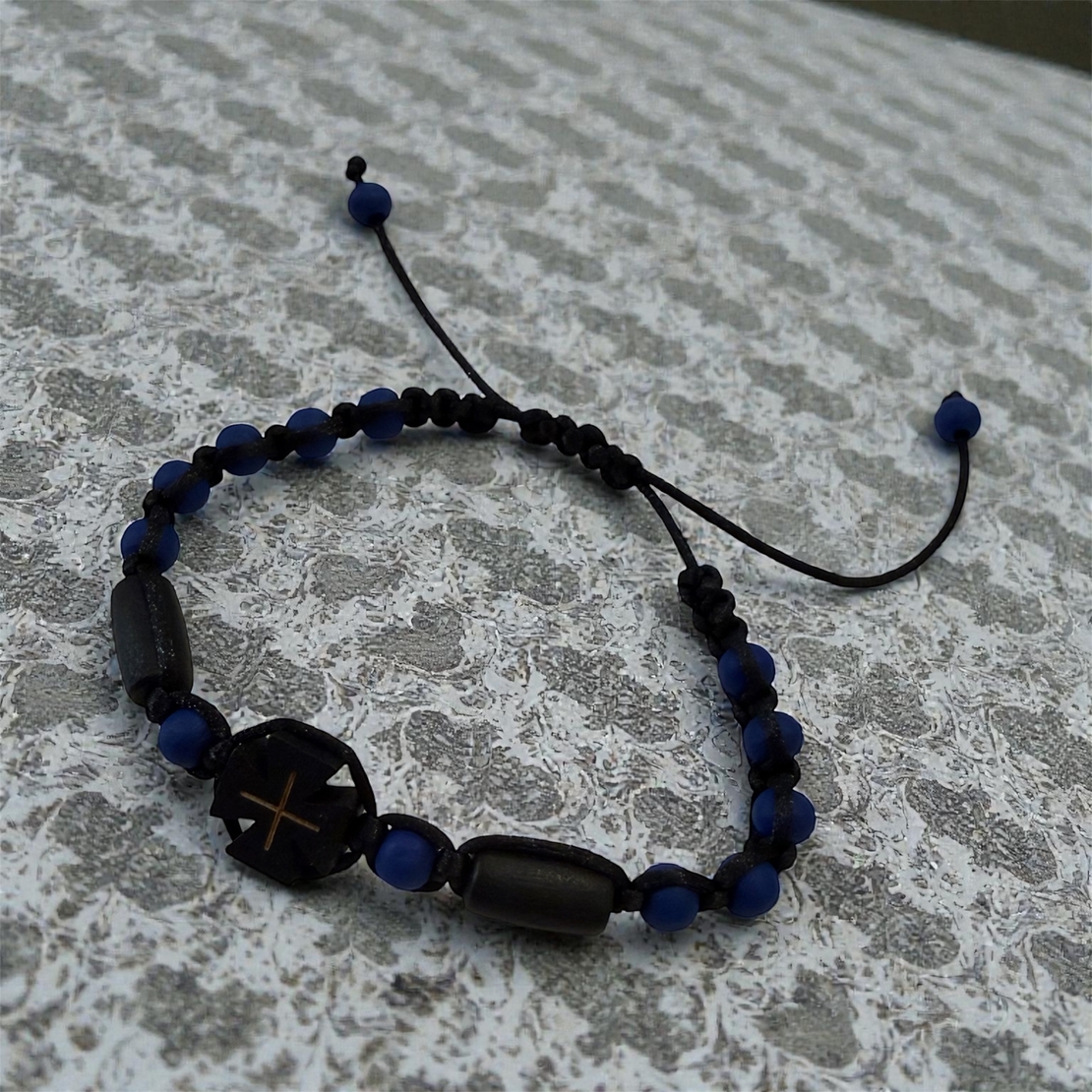 Гривна с дървен кръст и сини мъниста