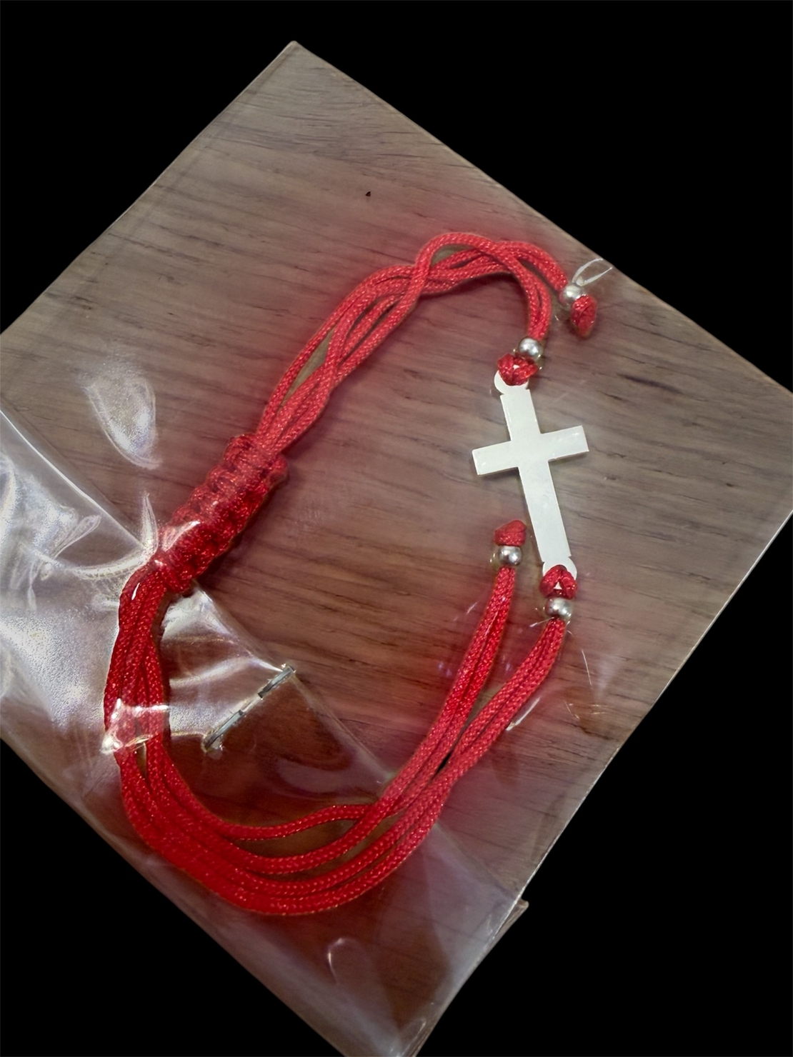 Сребърна гривна 925 с кръст – червен конец, изчистен модел