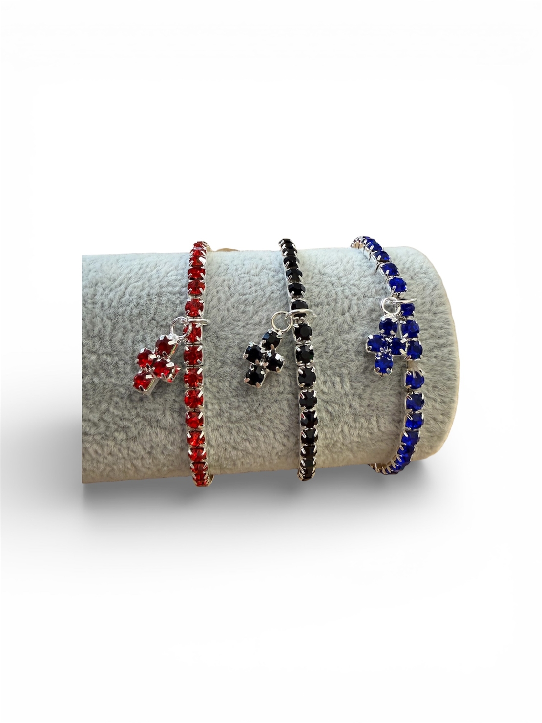 Гривна с кръст и кристали – червена, черна и синя