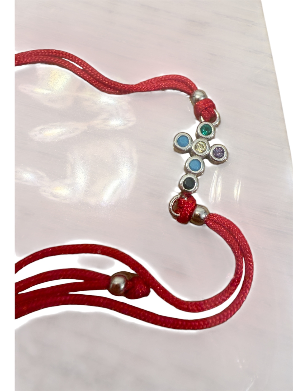 Сребърна гривна 925 с кръст – цветни или бели камъни, червен конец