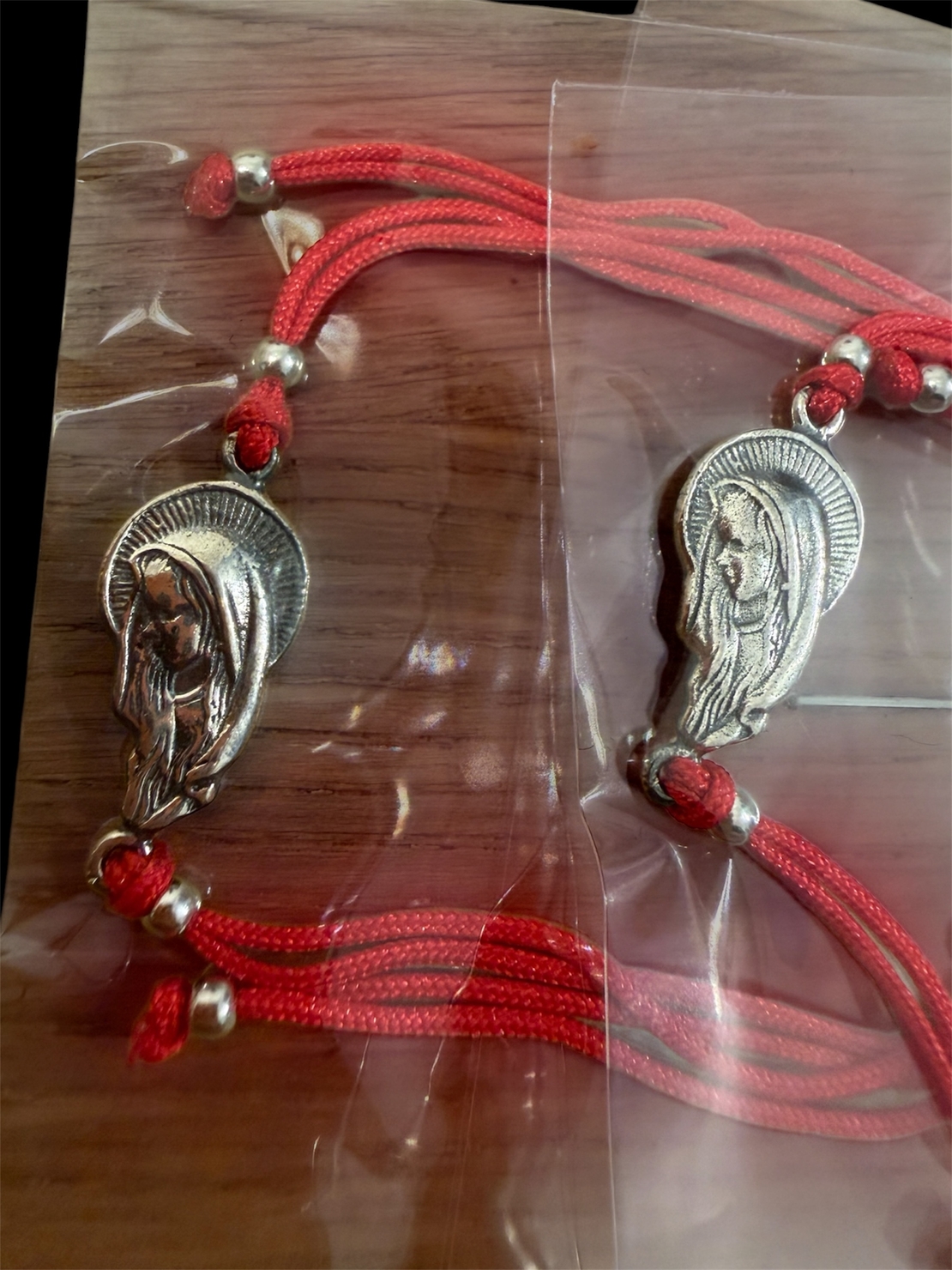 Сребърна гривна 925 с икона на Света Богородица – червен конец