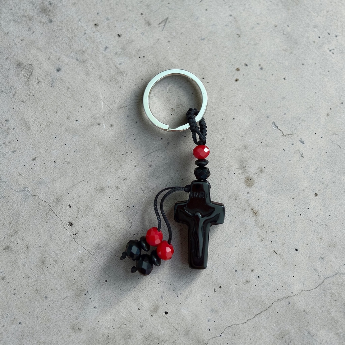Православен ключодържател с черен кръст и декоративни мъниста