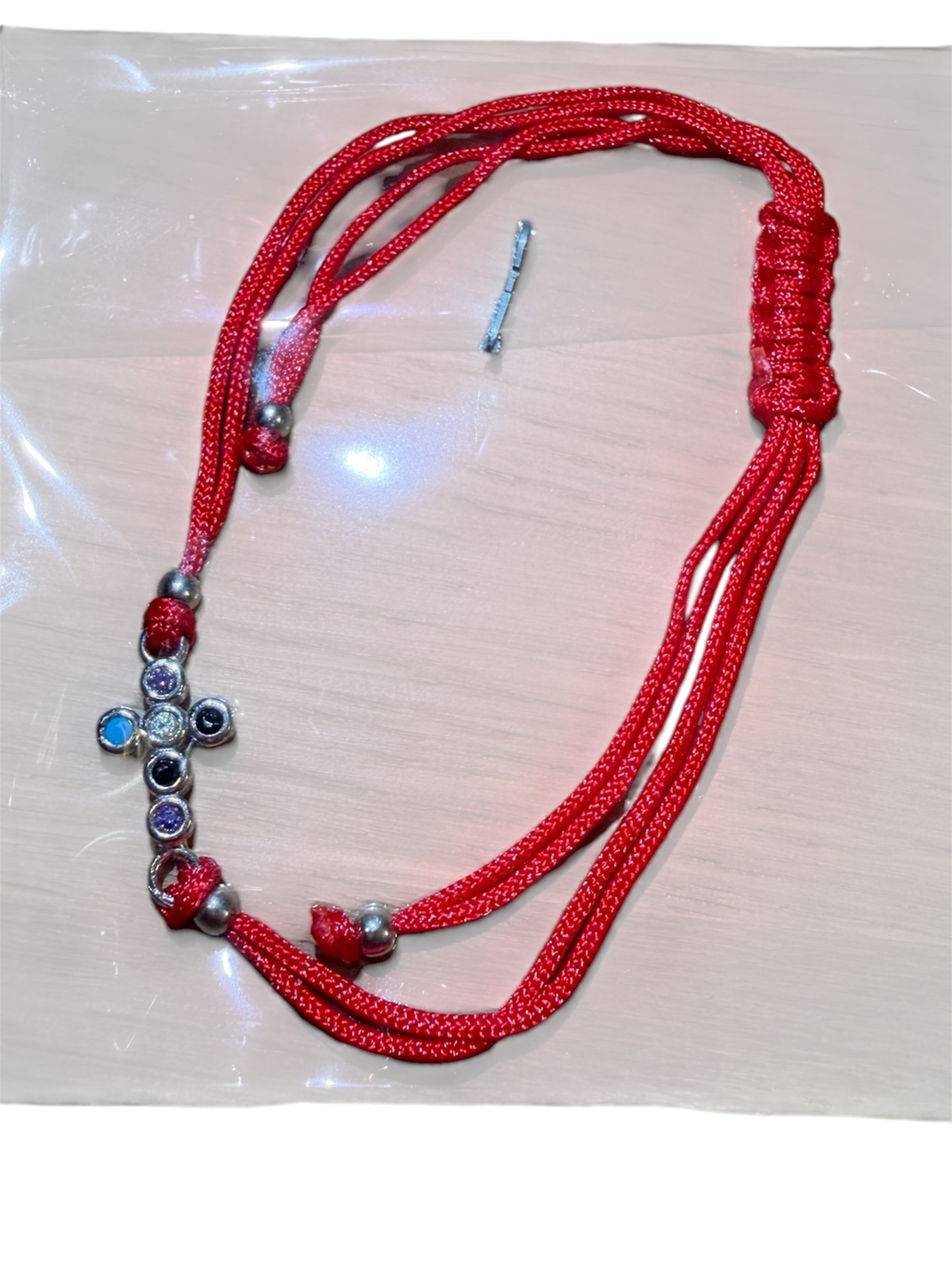 Сребърна гривна 925 с кръст – цветни или бели камъни, червен конец