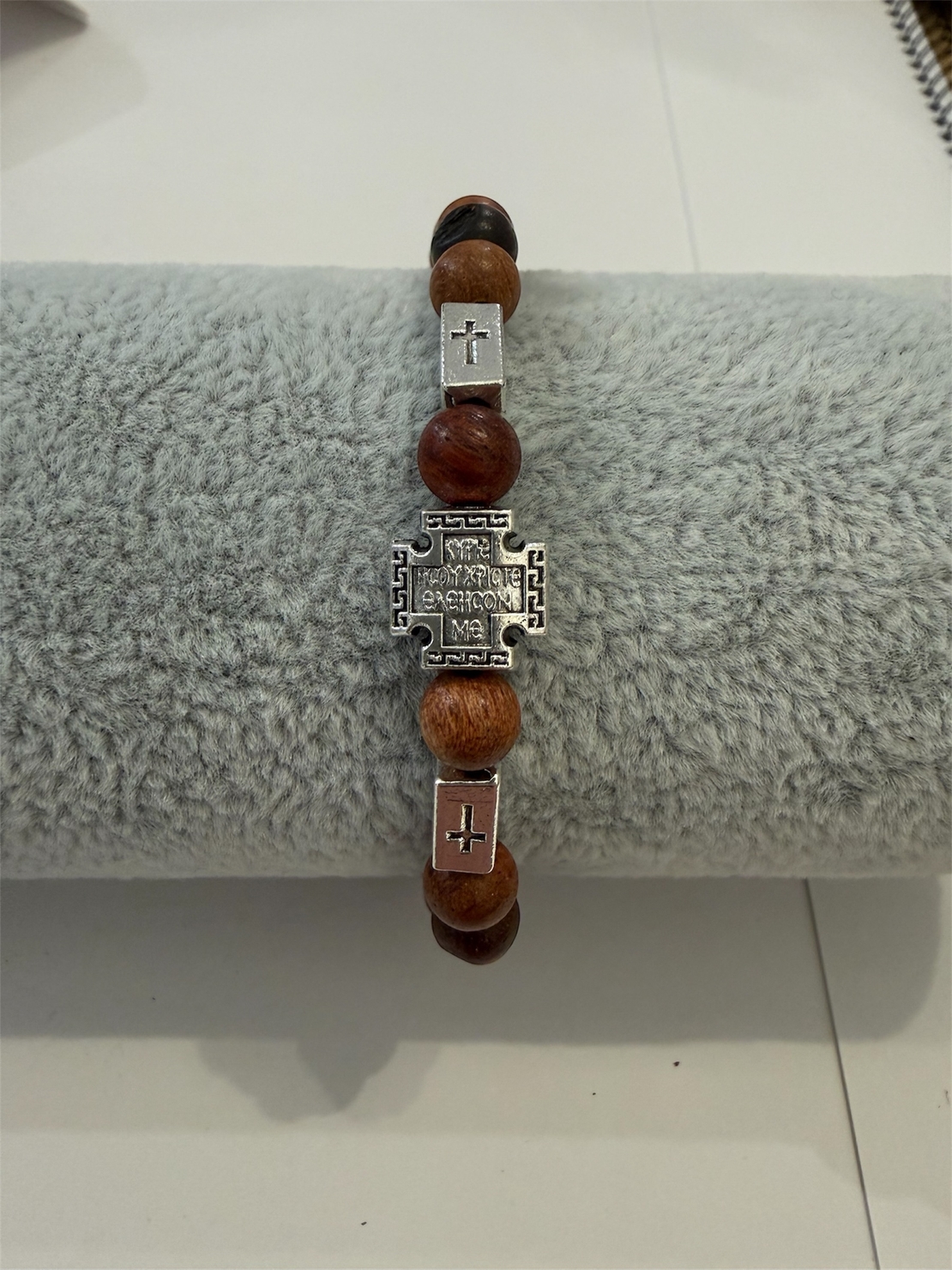Гривна с дървени мъниста и метален кръст с надпис