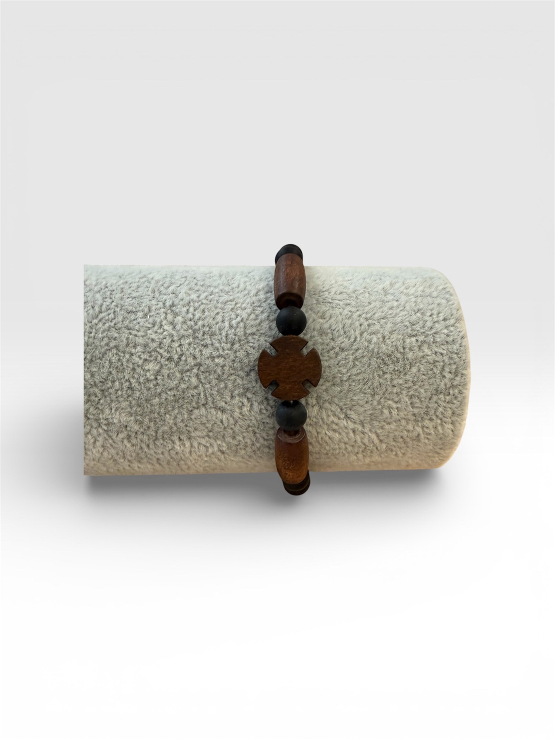 Гривна с дървен кръст и черни мъниста – ръчна изработка