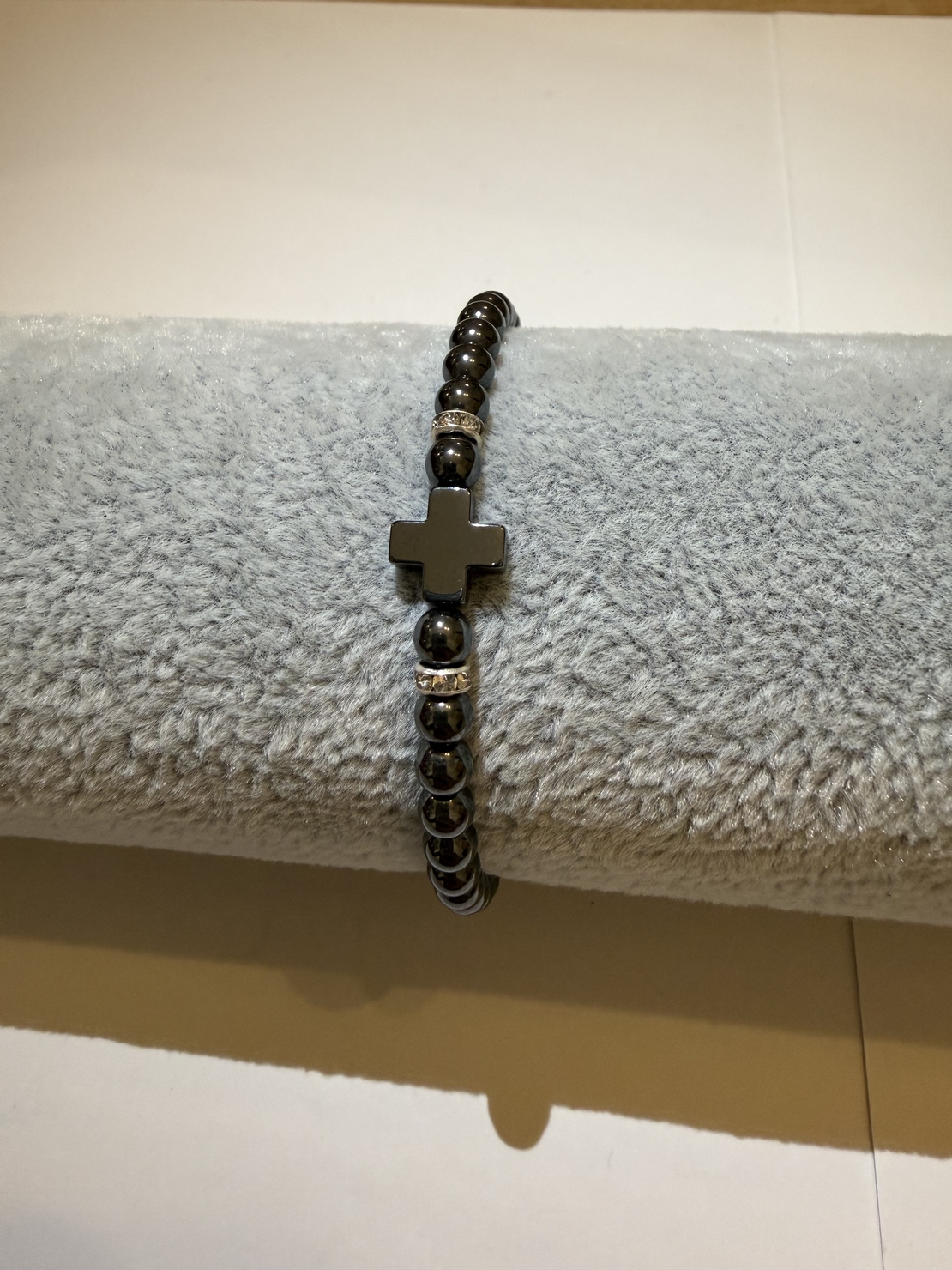 Гривна от хематит с кръст