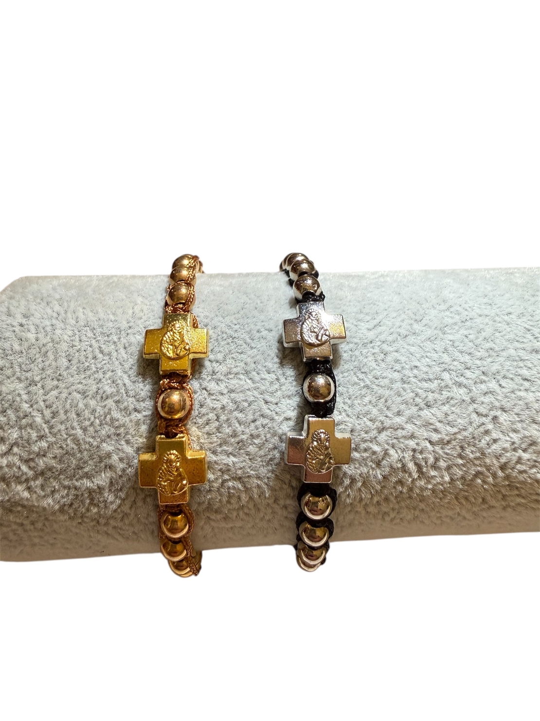 Ръчно изработена гривна с кръст и релефен образ – златиста / сребриста