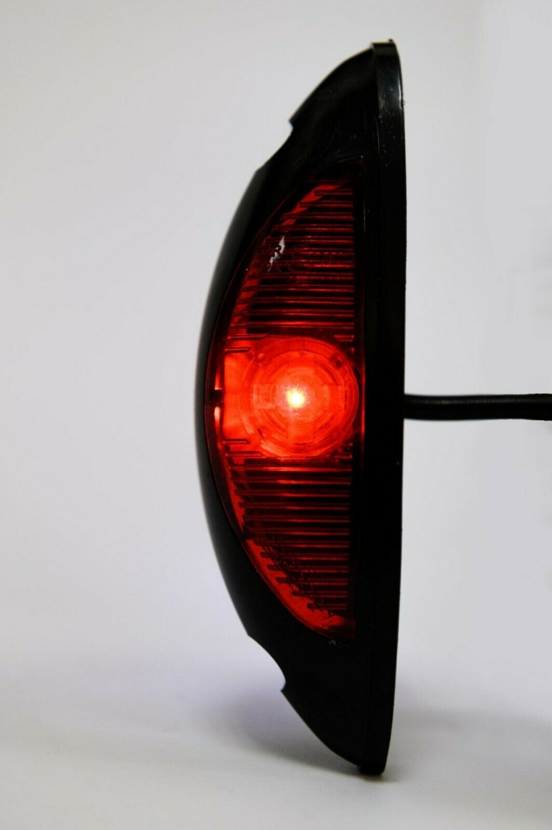 Универсален LED Страничен Габарит червено-бяло с плоска основа за вертикален монтаж за бус ремарке камион каравана кемпер 24V