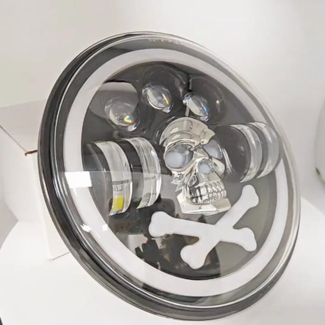 Комплект от 2бр. универсален 7 инча 18см ЛЕД LED фар халоген 12V-24V къси/дълги с DRL дневни светлини мигач бяло-жълто и череп с RGB подсветка с 6 различни цвята за АТВ джип мотоциклет камион трактор и др.