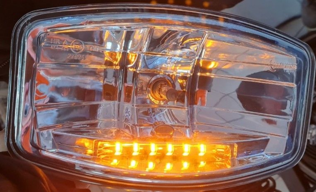 Комплект от 2 броя Халогени Фарове 12V-24V с крушка H7 + 6 ЖЪЛТИ LED габаритни светлини За Камион Трактор Багер Земеделски Машини и др.