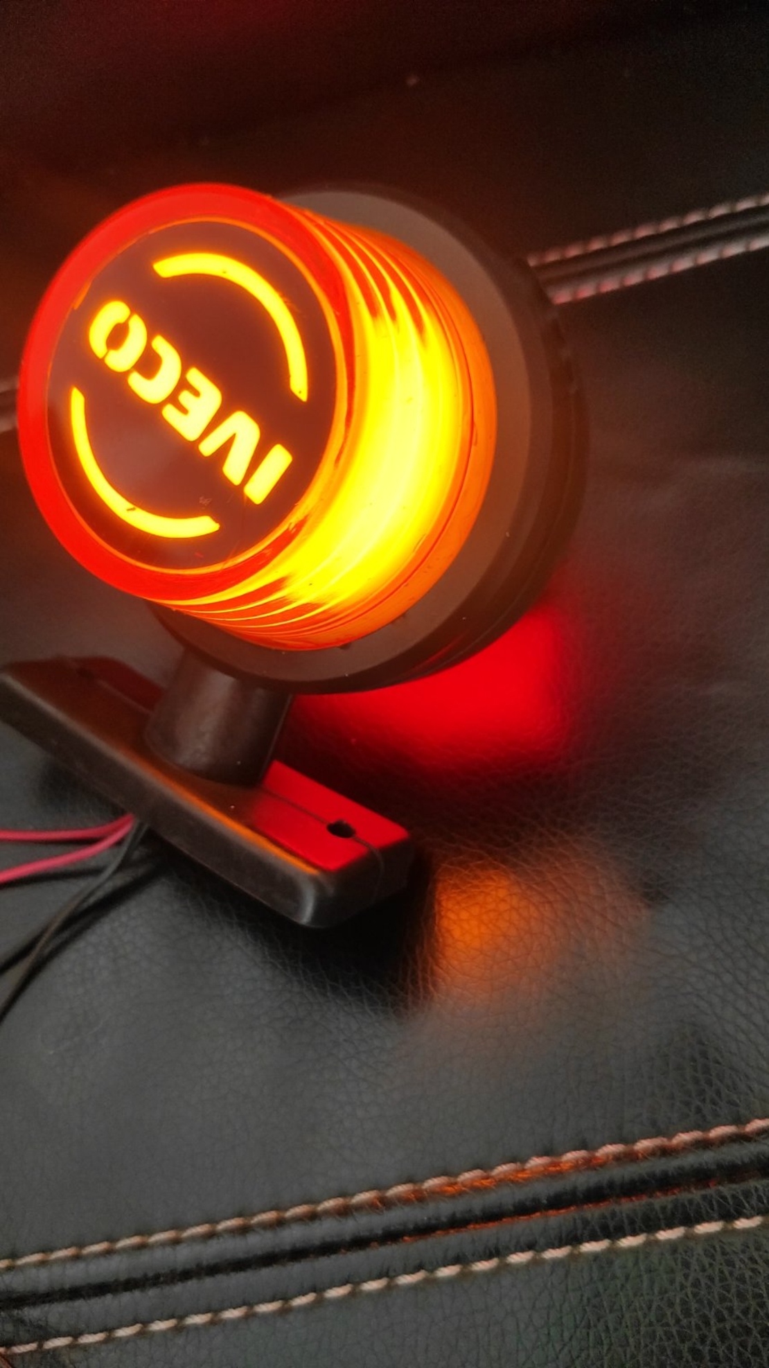 Комплект от 2 броя LED ЛЕД страничен габарит рогче 12 -24V оранжево - червено “old school” Неон Ефект с лого Iv