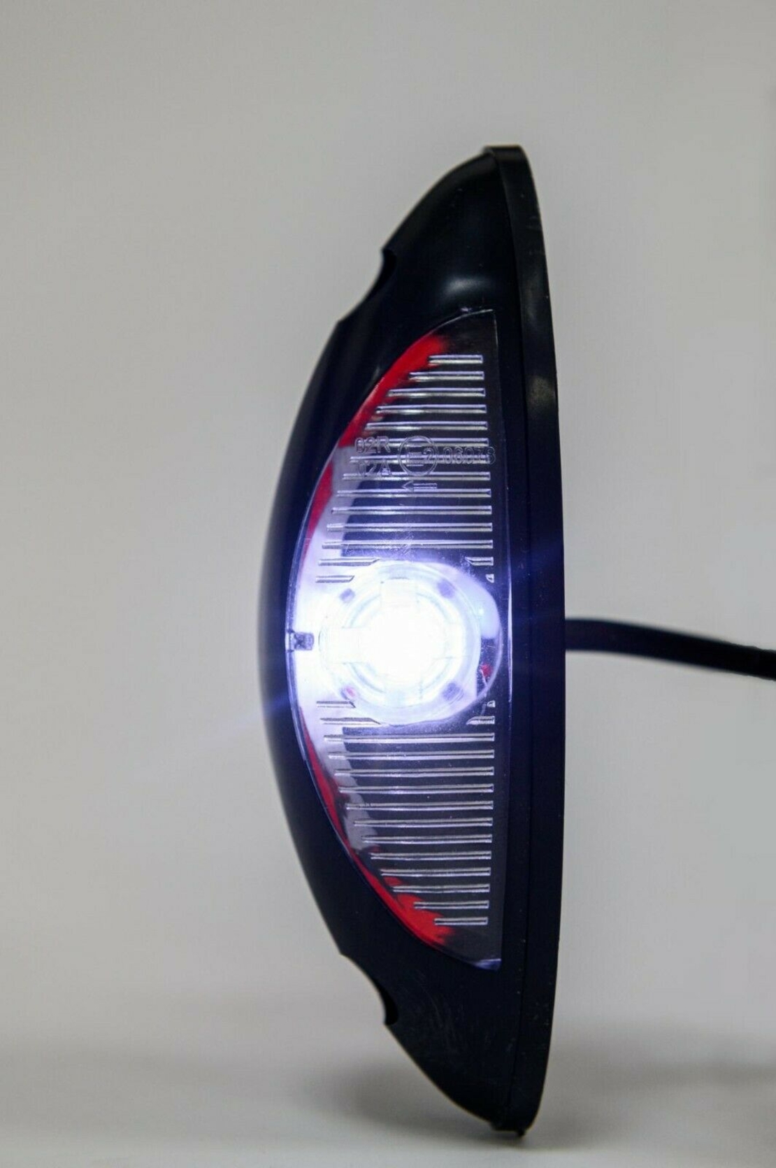 Универсален LED Страничен Габарит червено-бяло с плоска основа за вертикален монтаж за бус ремарке камион каравана кемпер 24V