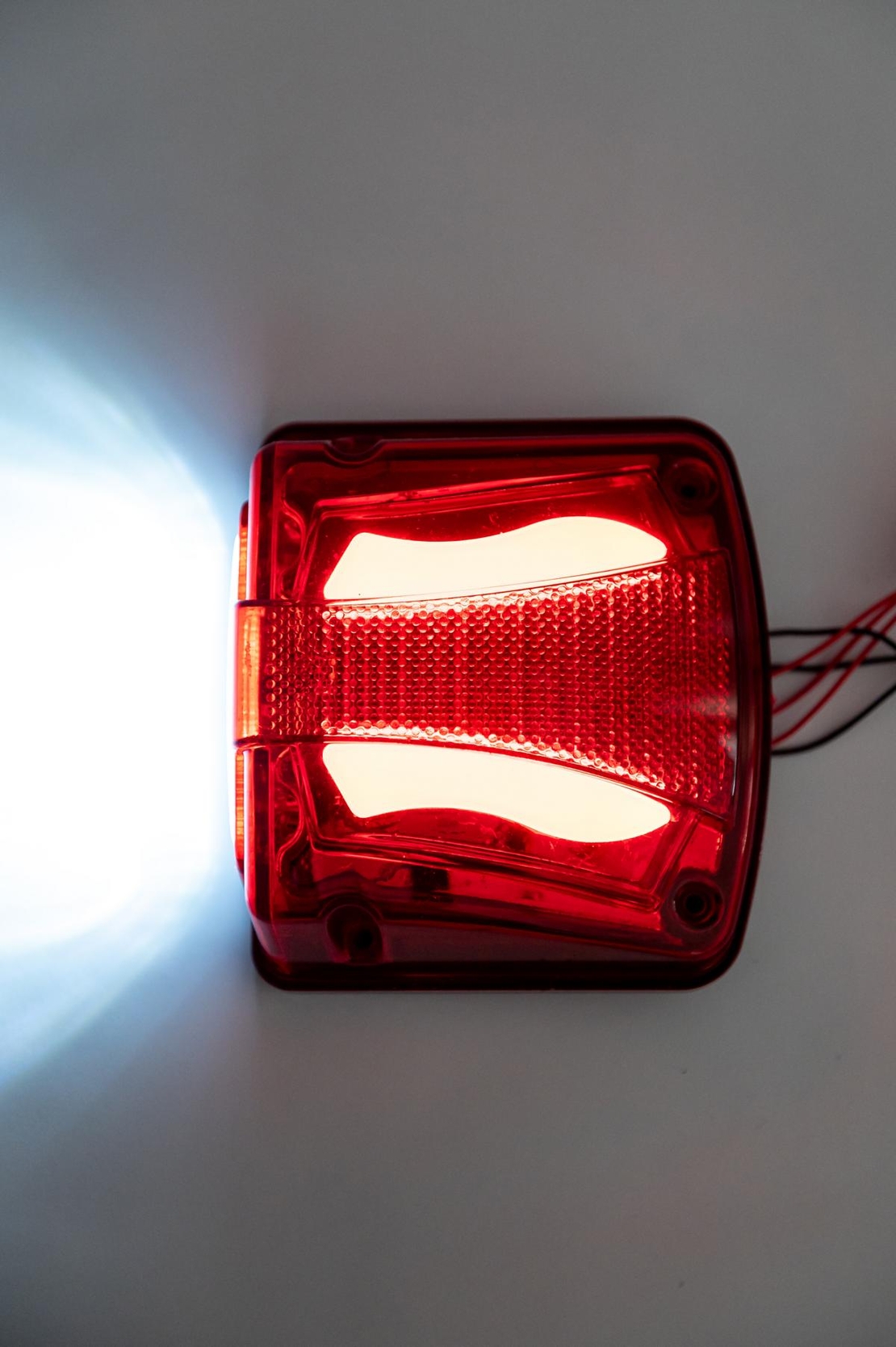 Комплект 2 в 1 - LED Oсветление Лед Плафон за Регистрационен Номер и Заден Червен Габарит с Неон Ефект 12V-24V, 135 мм x 123 мм