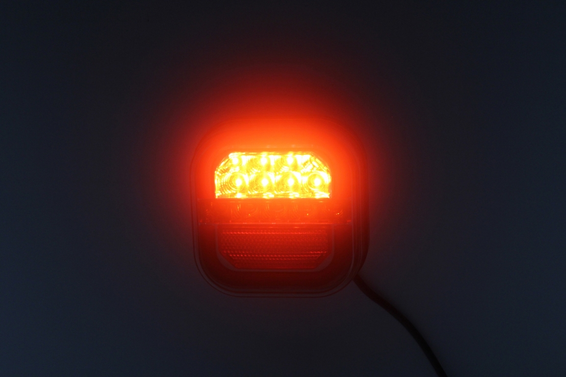 Комплект от 2 броя LED Диодни стопове стоп задни светлини динамичен мигач 12V-24V за бус камион ТИР ремарке каравана платформа Неон Neon Ефект 95 X 97 X 34 mm