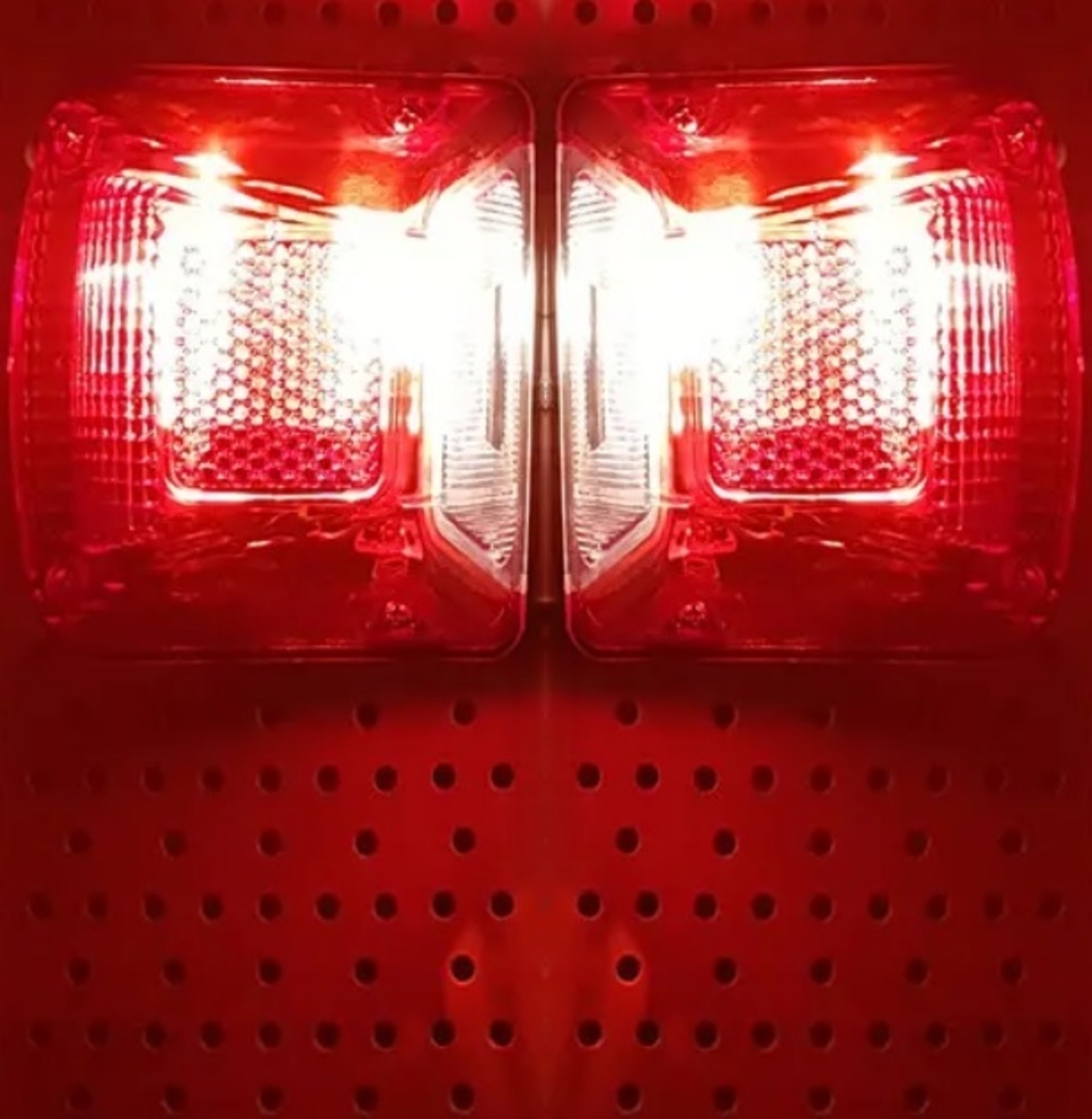 Комплект от 2 броя Плафон за регистрационен номер с крушка червен 12-24V за камион, ремарке, каравана, бус, трактор и др.