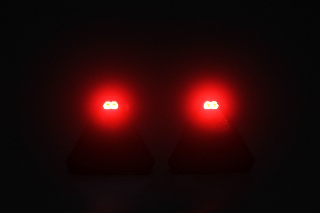 Комплект Безжични Преносими Диодни Лед Led Стопове Wireless с Магнит и Вендуза Неон Neon Ефект Иновационен дизайн триъгълна форма 12V за Ремарке Каравана Платформа и др.