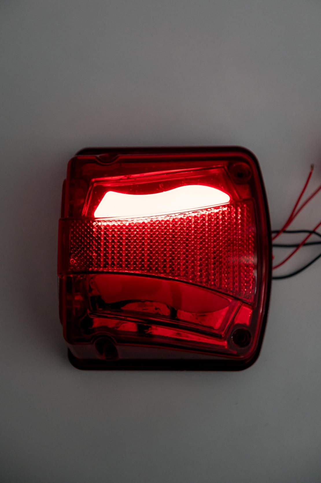 Комплект 2 в 1 - LED Oсветление Лед Плафон за Регистрационен Номер и Заден Червен Габарит с Неон Ефект 12V-24V, 135 мм x 123 мм