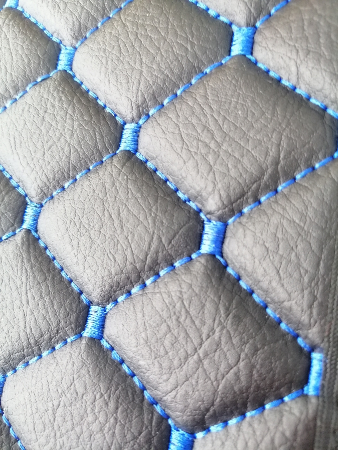 Универсален кожен калъф подложка за подлакътник на автомобил 29 cm x 17 cm черно със син шев