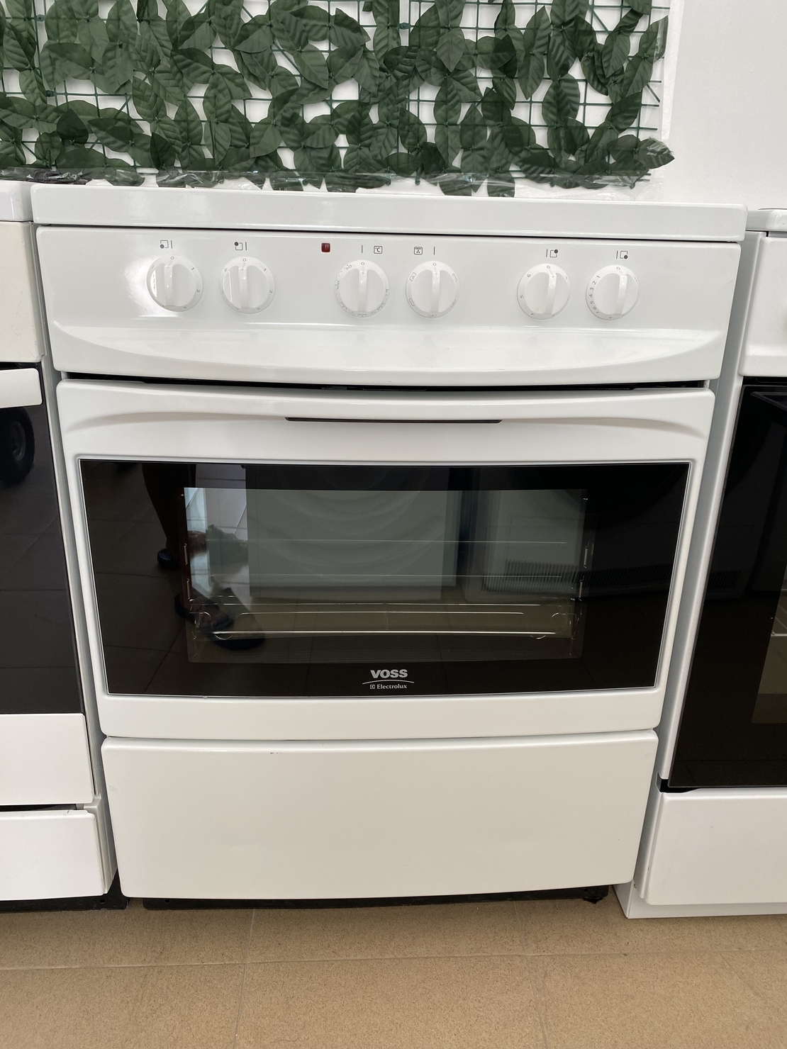 Свободностояща готварска печка със стъклокерамичен плот Voss-Electrolux