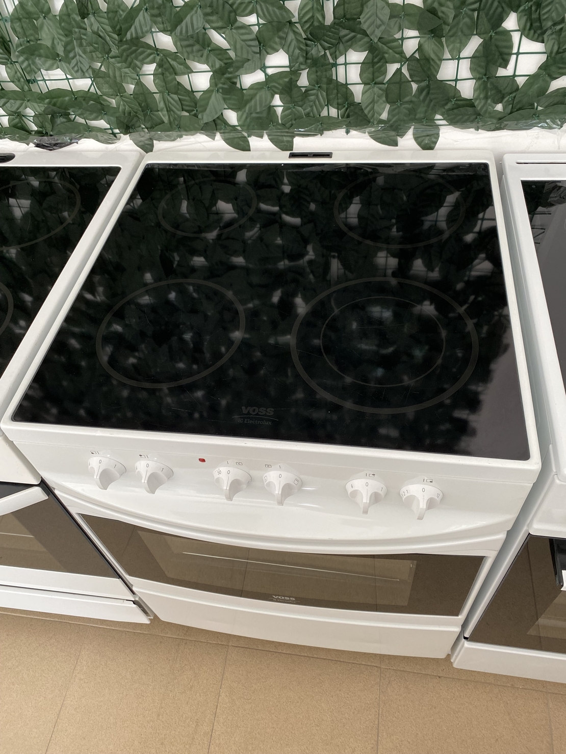 Свободностояща готварска печка със стъклокерамичен плот Voss-Electrolux