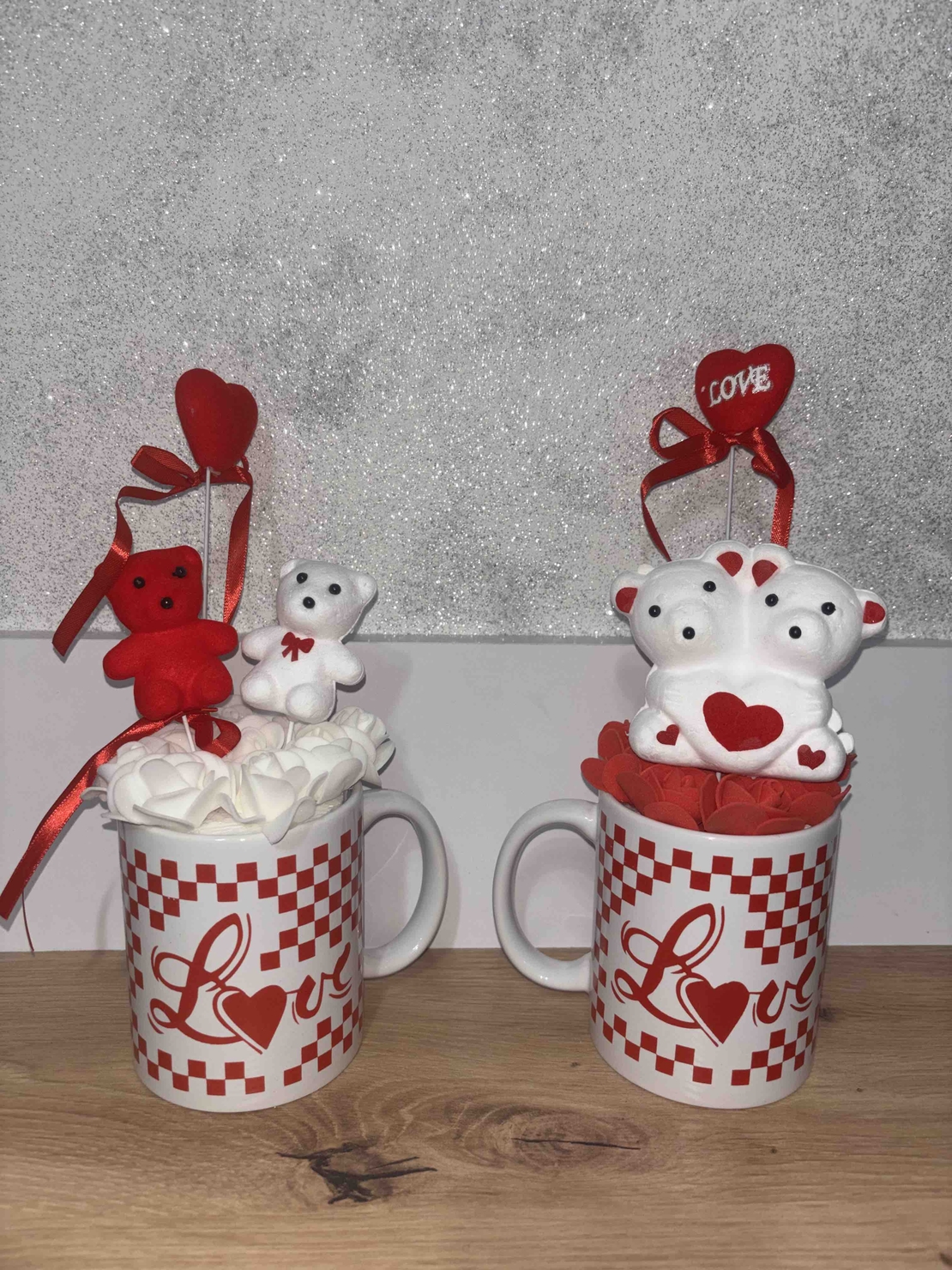 Чаша с мече и малки рози