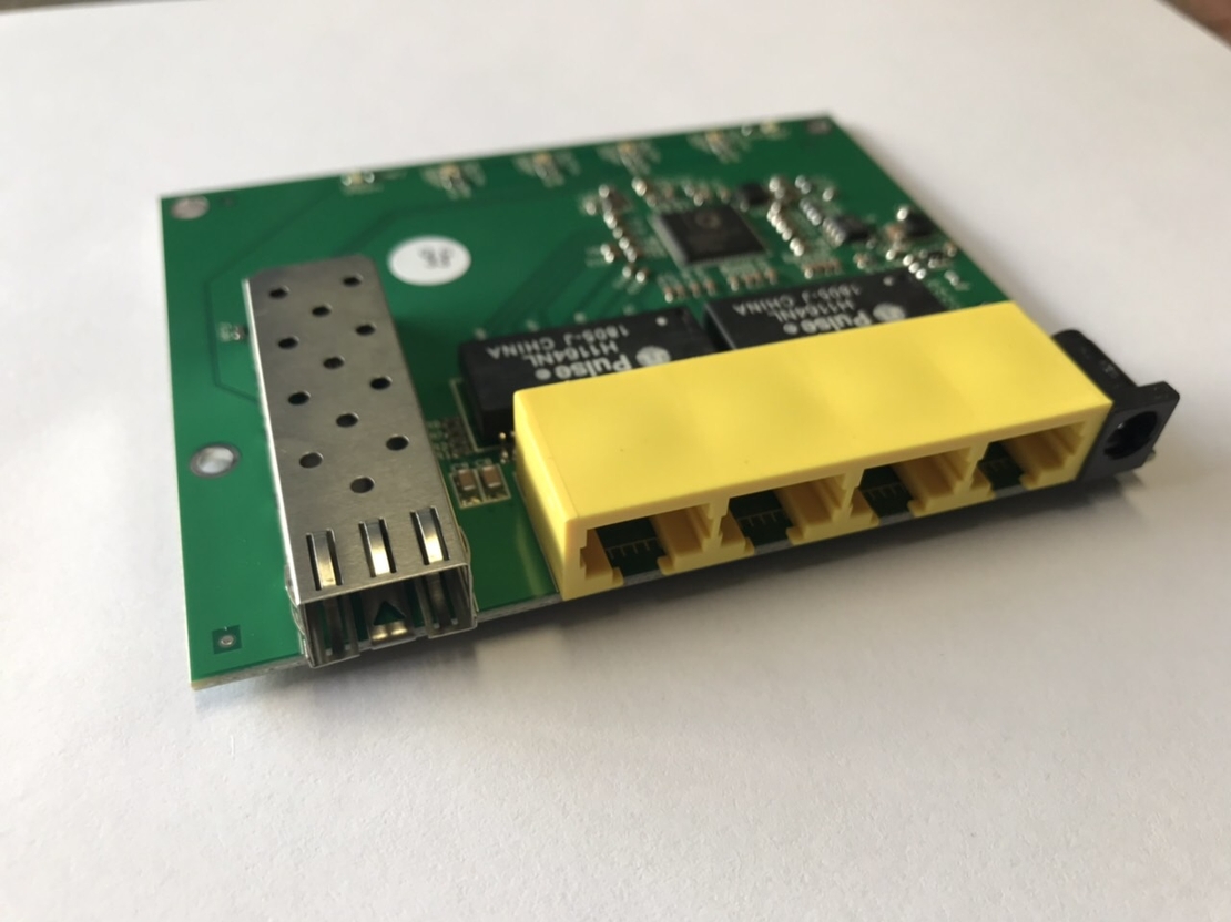 4 портов 10/100/1000M + 1SFP Port суич